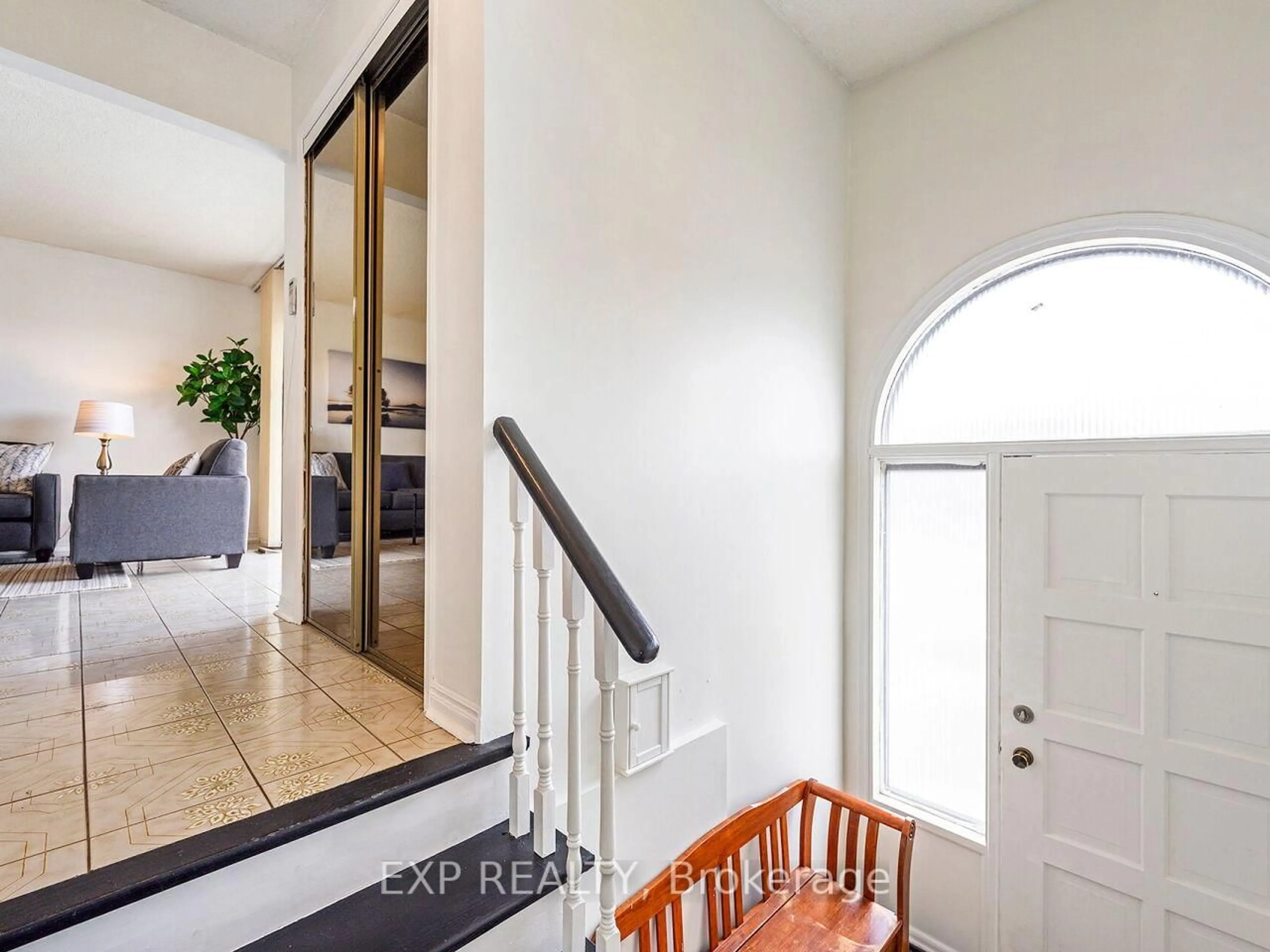 Indoor entryway for 30 Sharpecroft Blvd, Toronto Ontario M3J 3G1