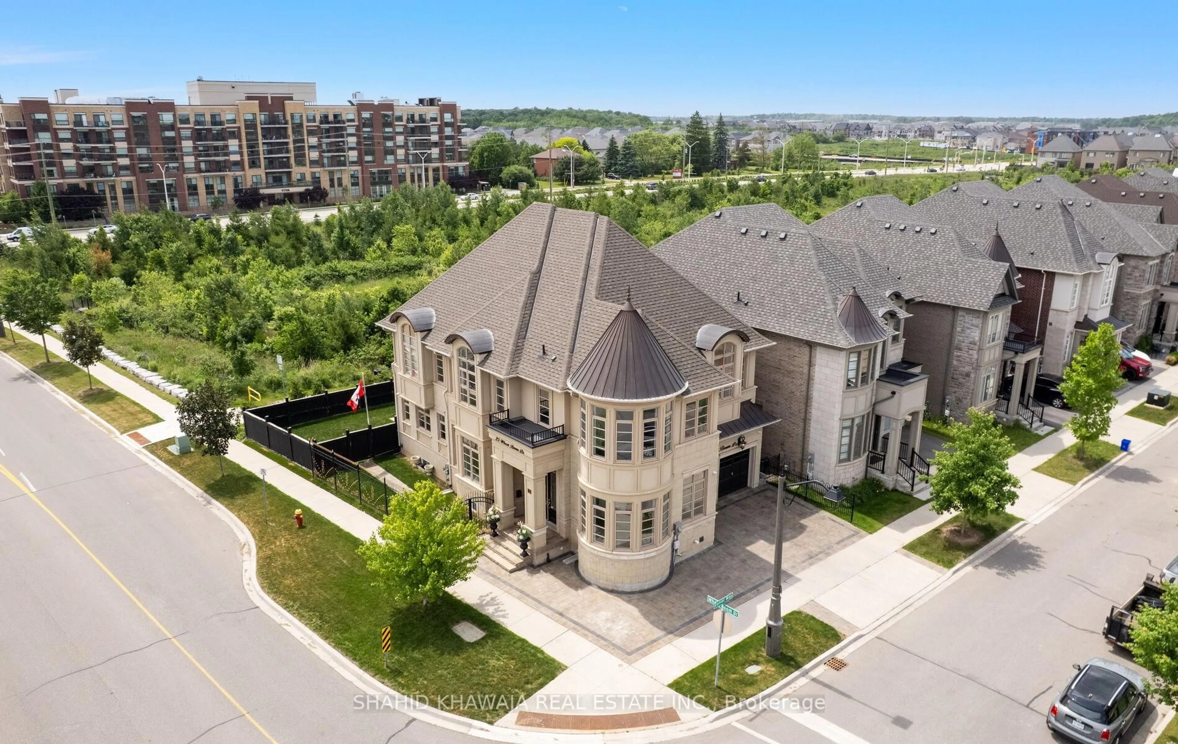 A pic from outside/outdoor area/front of a property/back of a property/a pic from drone, street for 25 Wheat Boom Dr, Oakville Ontario L6H 0V1