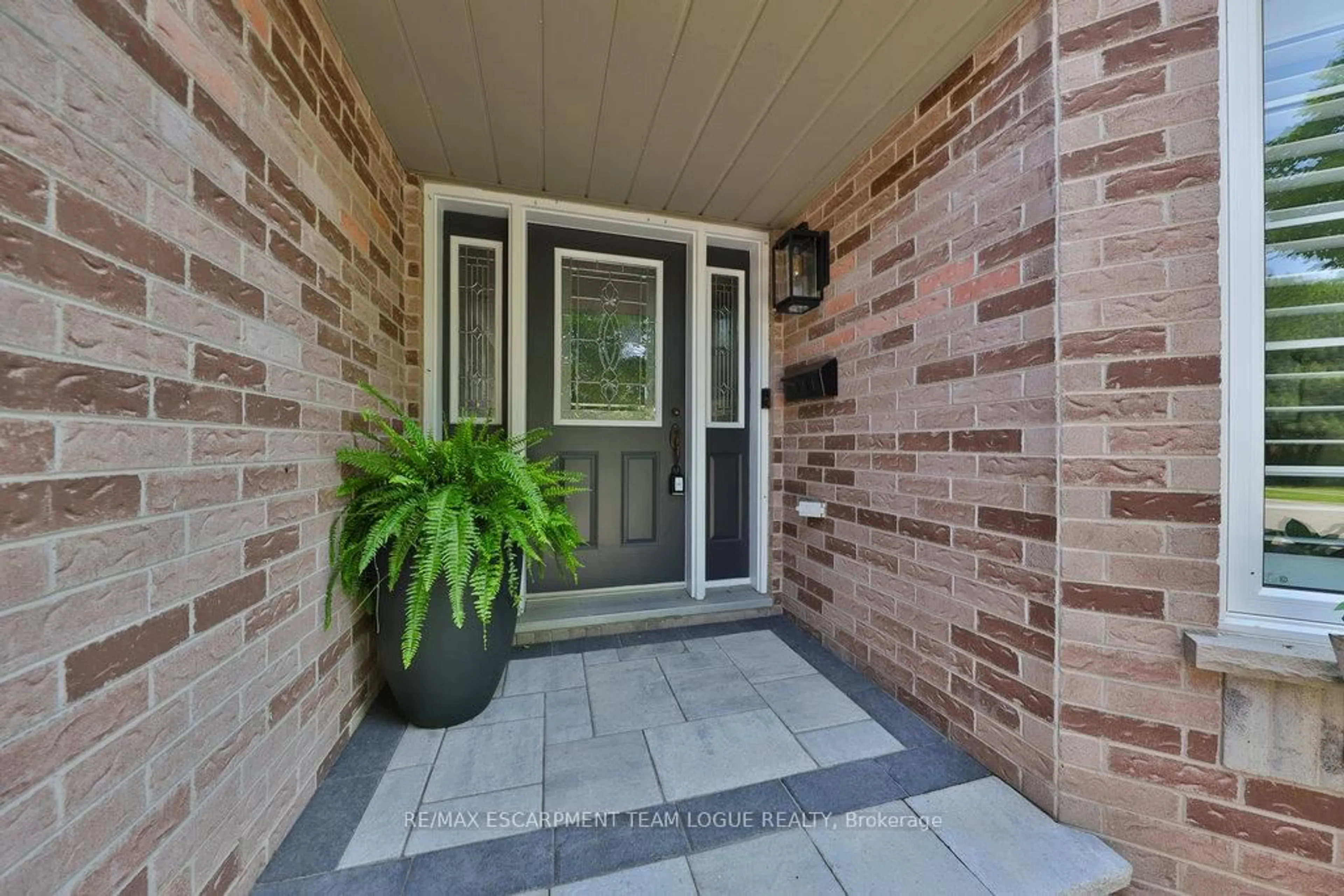 Indoor entryway for 2137 Turnberry Rd, Burlington Ontario L7M 4J5