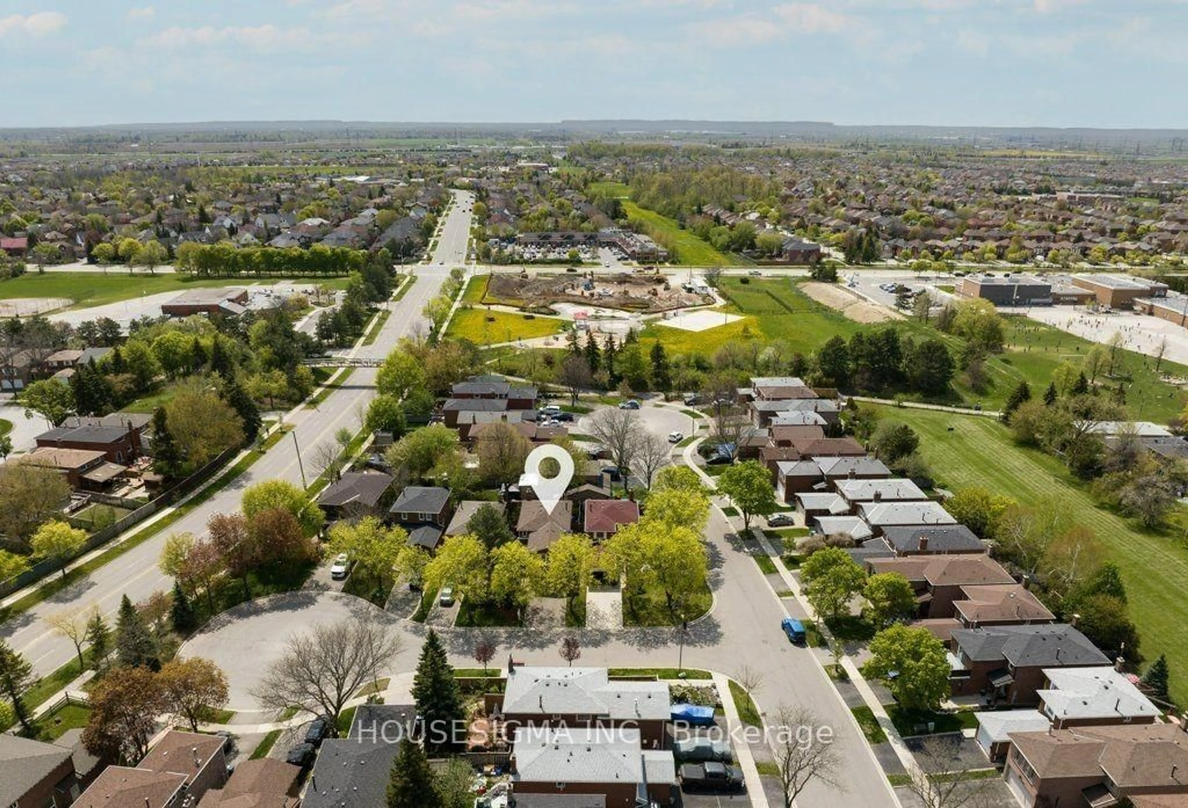 A pic from outside/outdoor area/front of a property/back of a property/a pic from drone, street for 6772 Dolmage Crt, Mississauga Ontario L5N 4V9