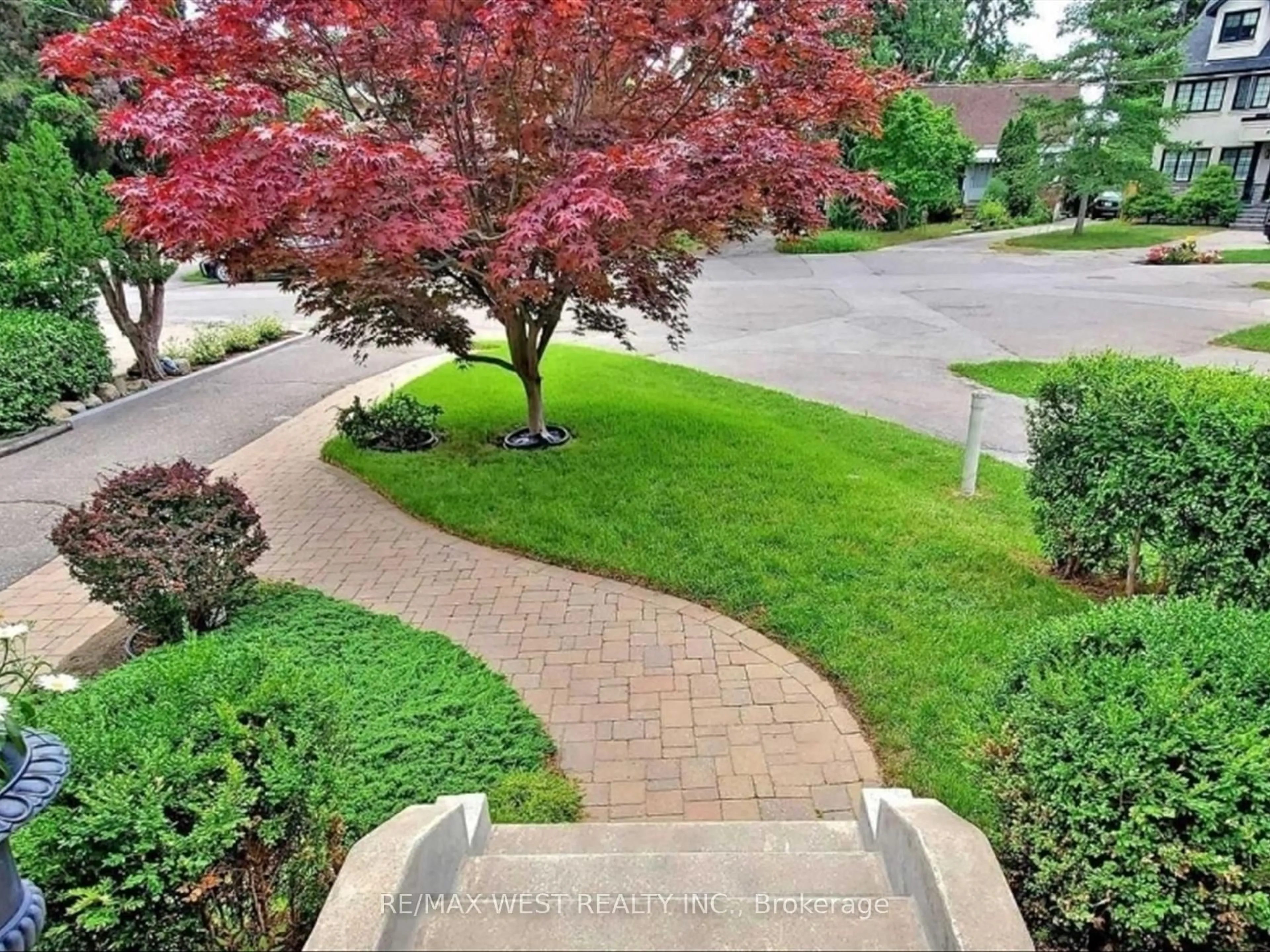 A pic from outside/outdoor area/front of a property/back of a property/a pic from drone, street for 14 Park Lane, Toronto Ontario M8Y 1R6