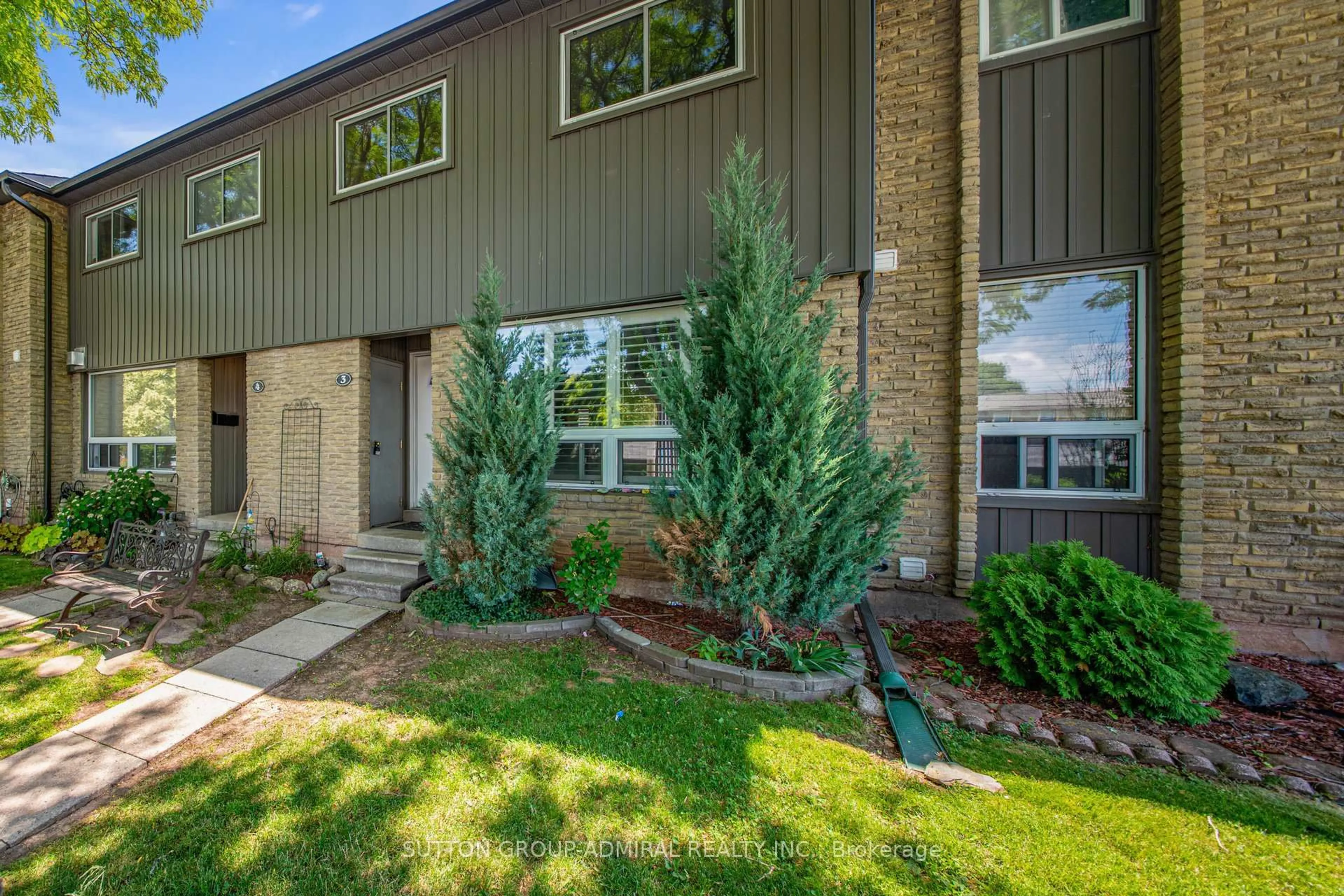 Home with vinyl exterior material, street for 1517 Elm Rd #3, Oakville Ontario L6H 1W3