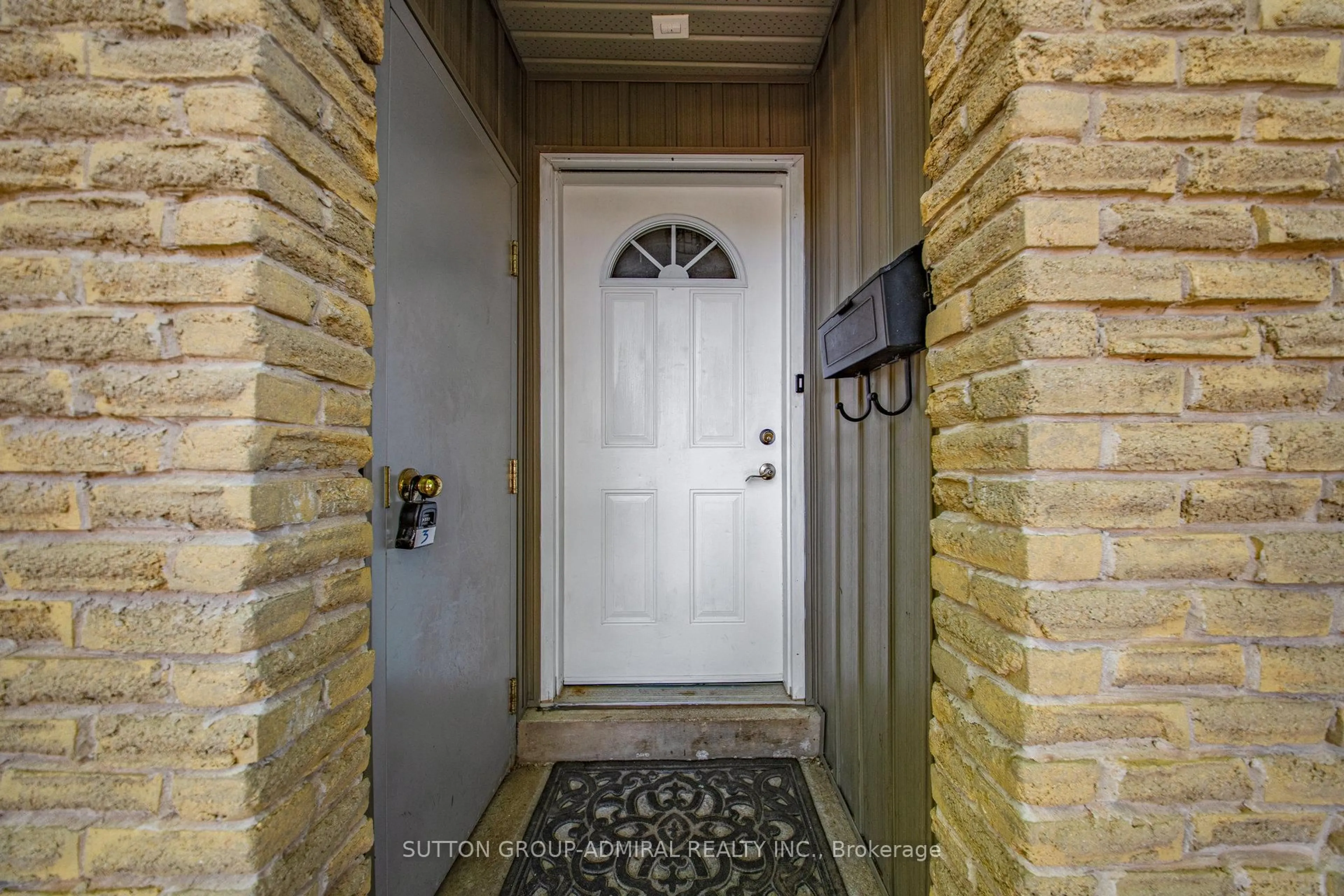 Indoor foyer for 1517 Elm Rd #3, Oakville Ontario L6H 1W3