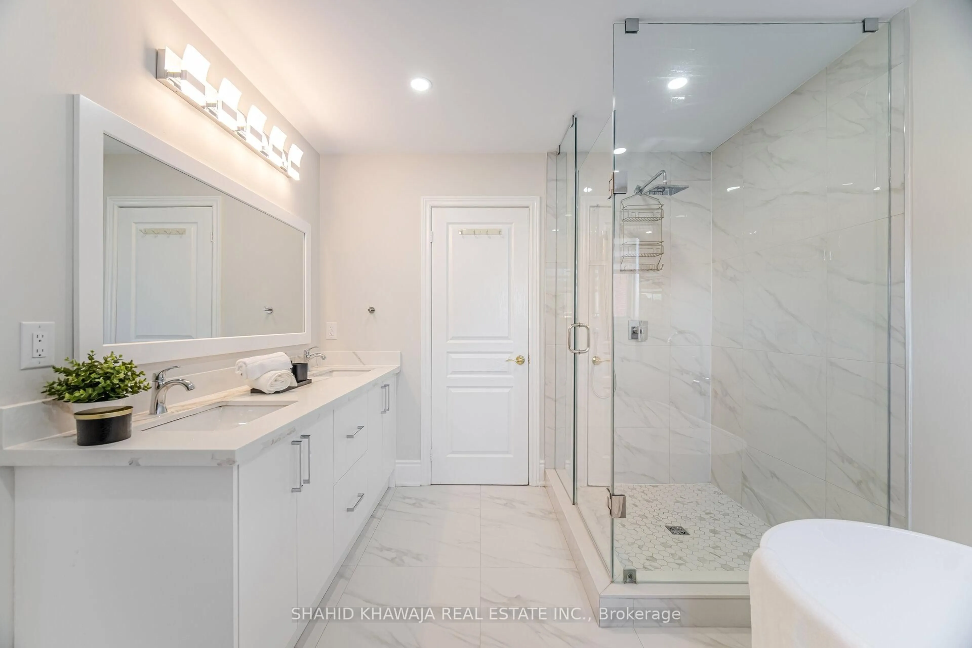 Contemporary bathroom, ceramic/tile floor for 2340 Briargrove Circ, Oakville Ontario L6M 5A5