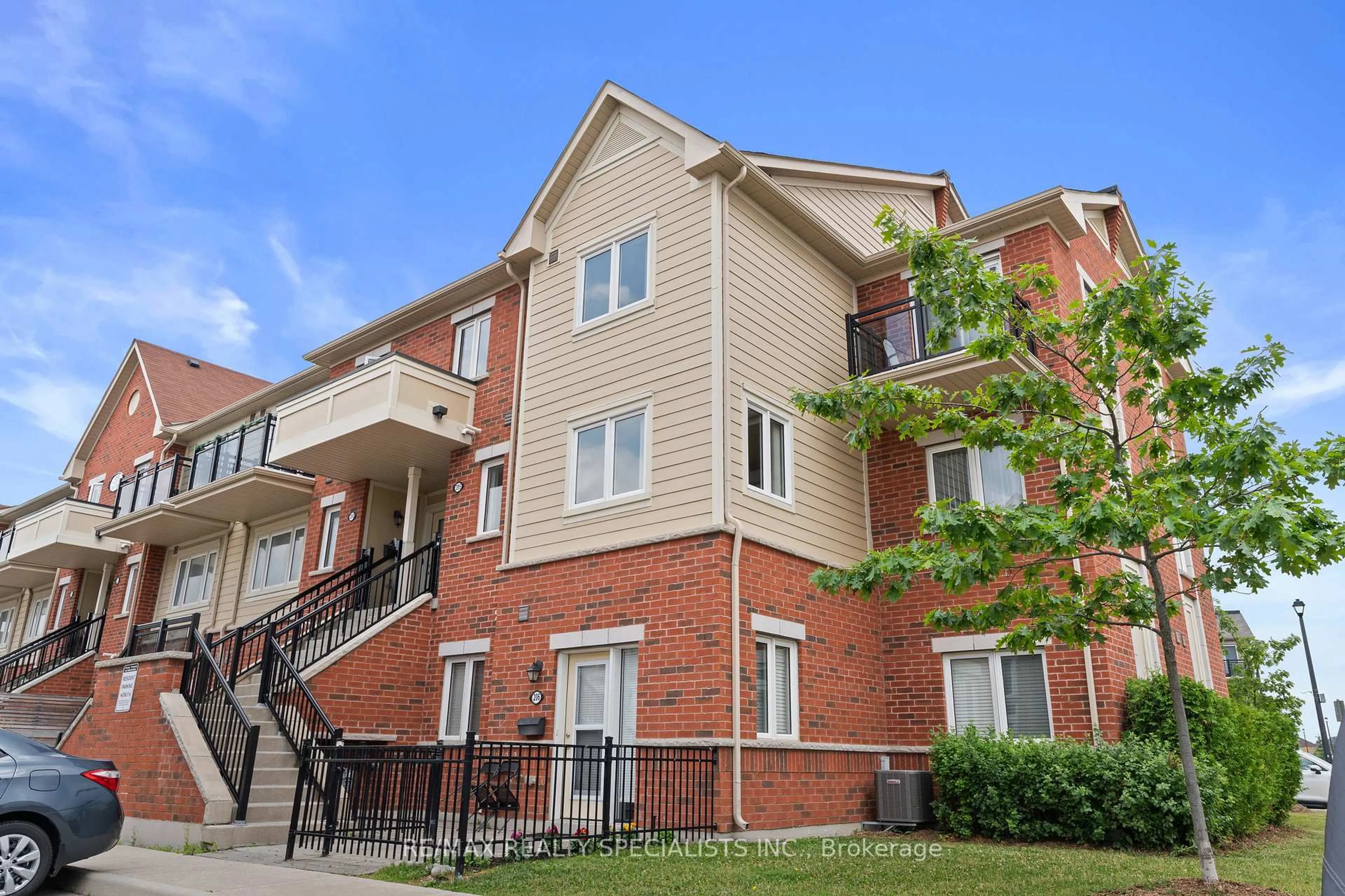 Patio, building for 250 Sunny Meadow Blvd #205, Brampton Ontario L6R 2Y7