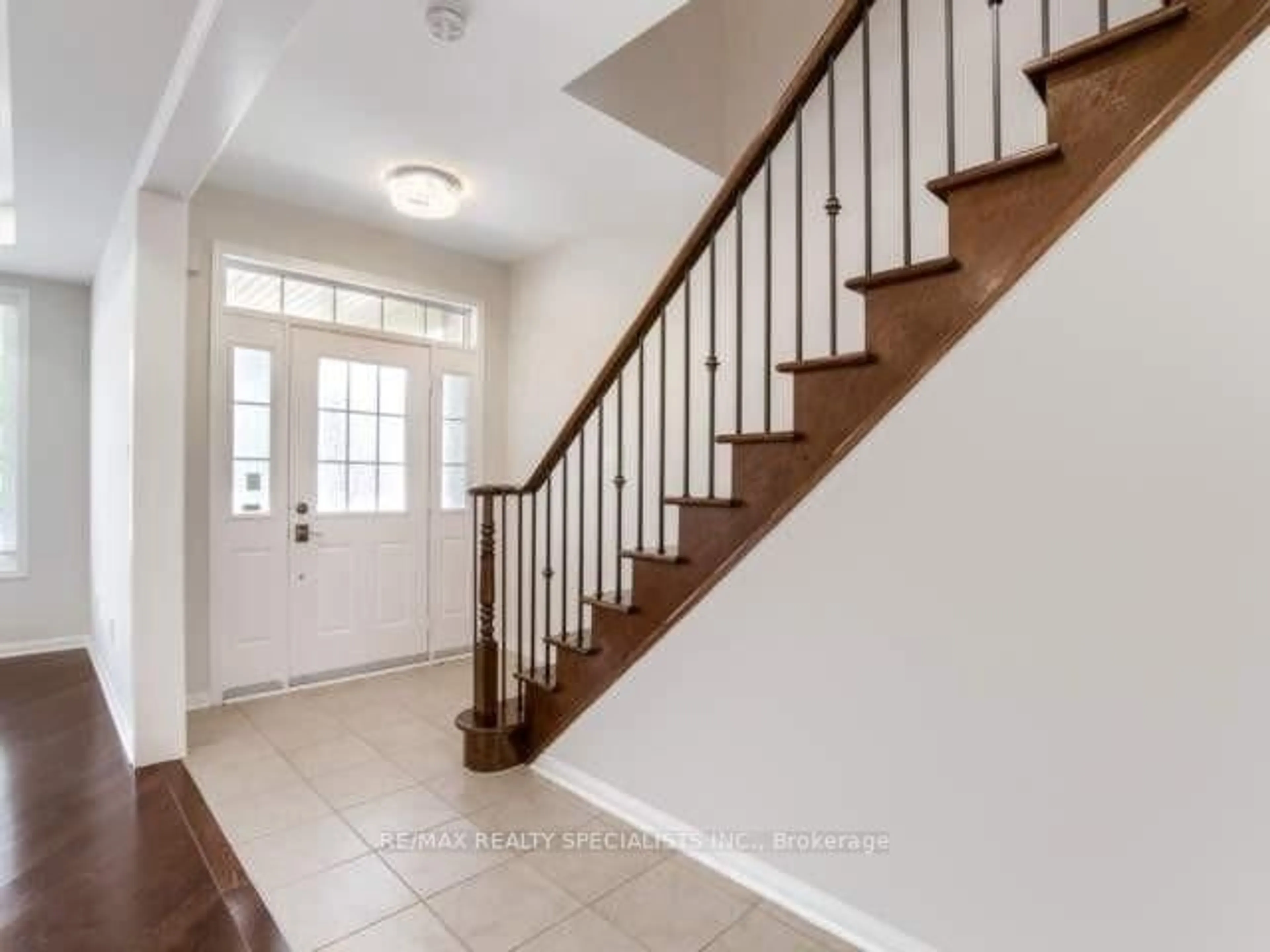 Indoor entryway for 923 Vickerman Way, Milton Ontario L9T 0K5