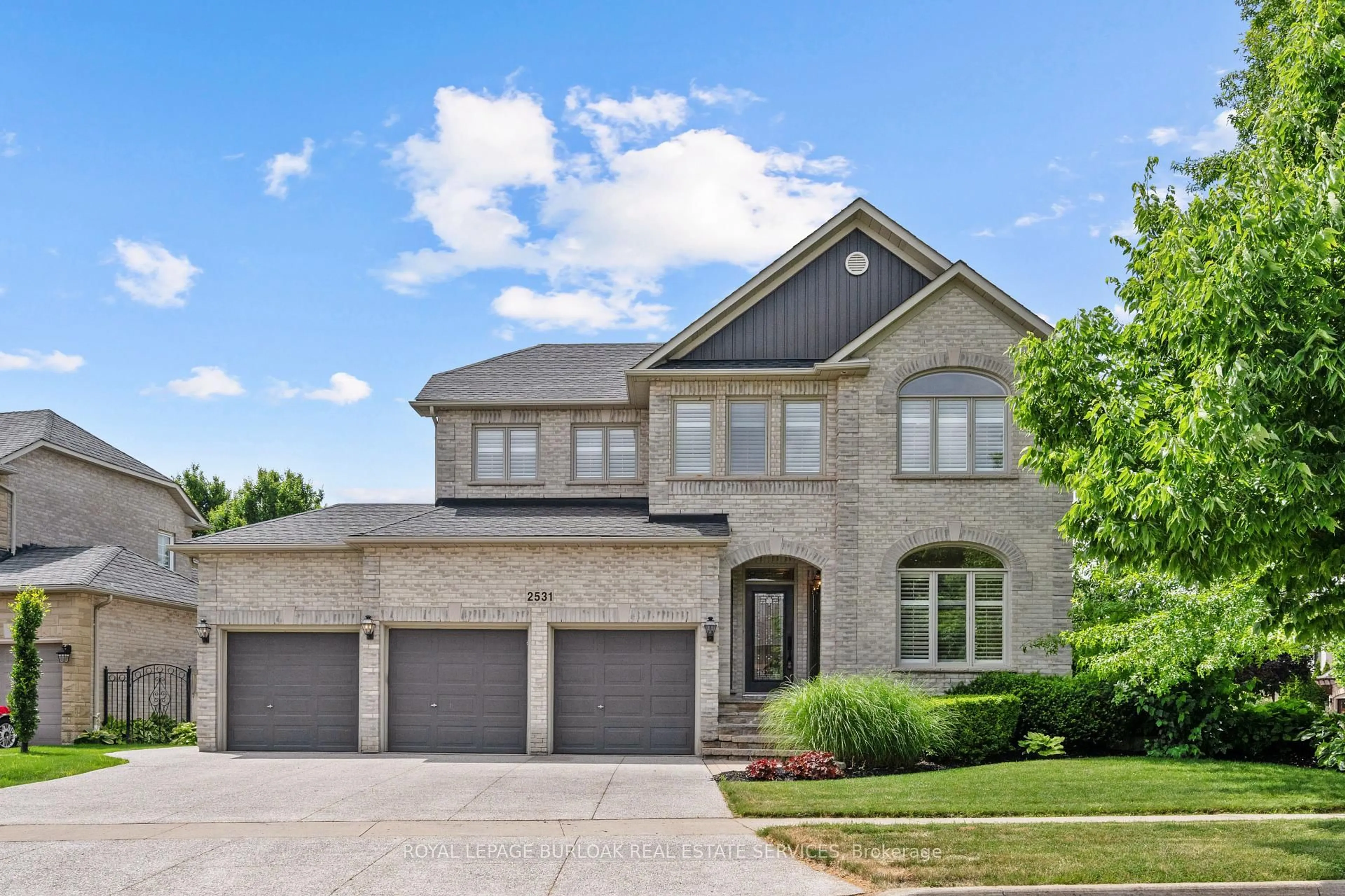 Home with brick exterior material, street for 2531 Hogan Crt, Burlington Ontario L7M 4T5