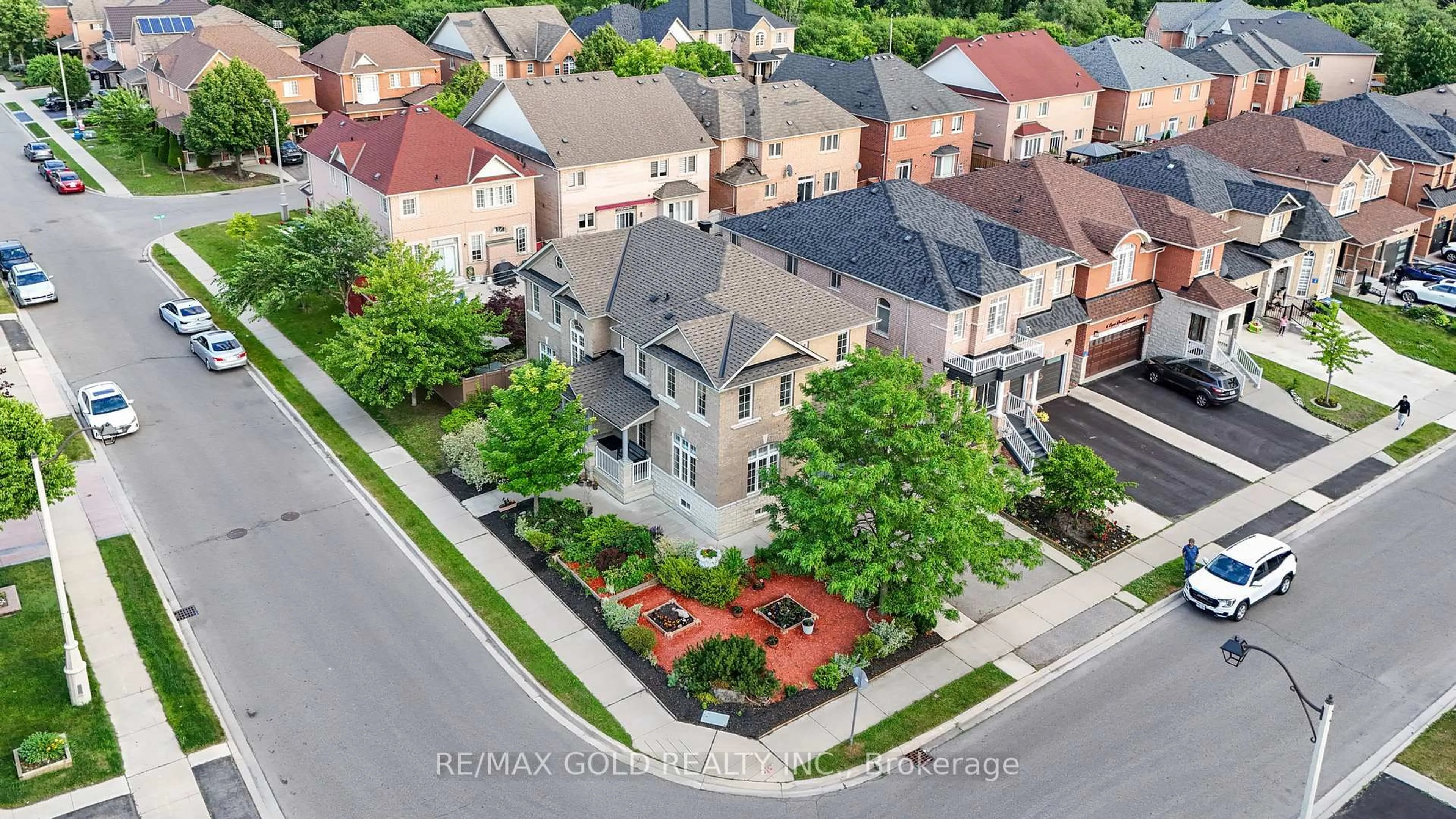 A pic from outside/outdoor area/front of a property/back of a property/a pic from drone, street for 24 Kootenay Pl, Brampton Ontario L6R 3L1