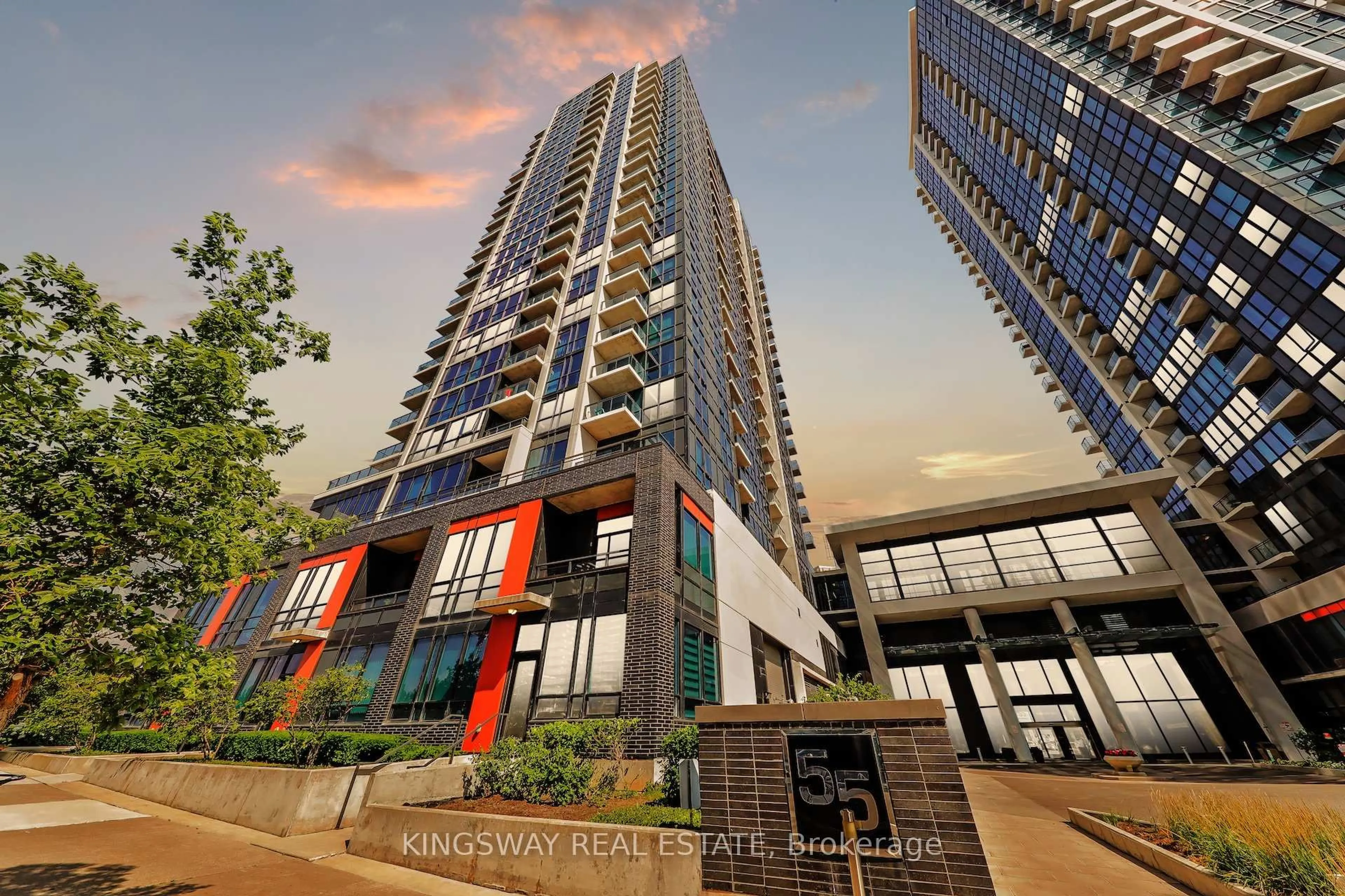 Indoor foyer for 55 Eglinton Ave #1003, Mississauga Ontario L5R 0E4