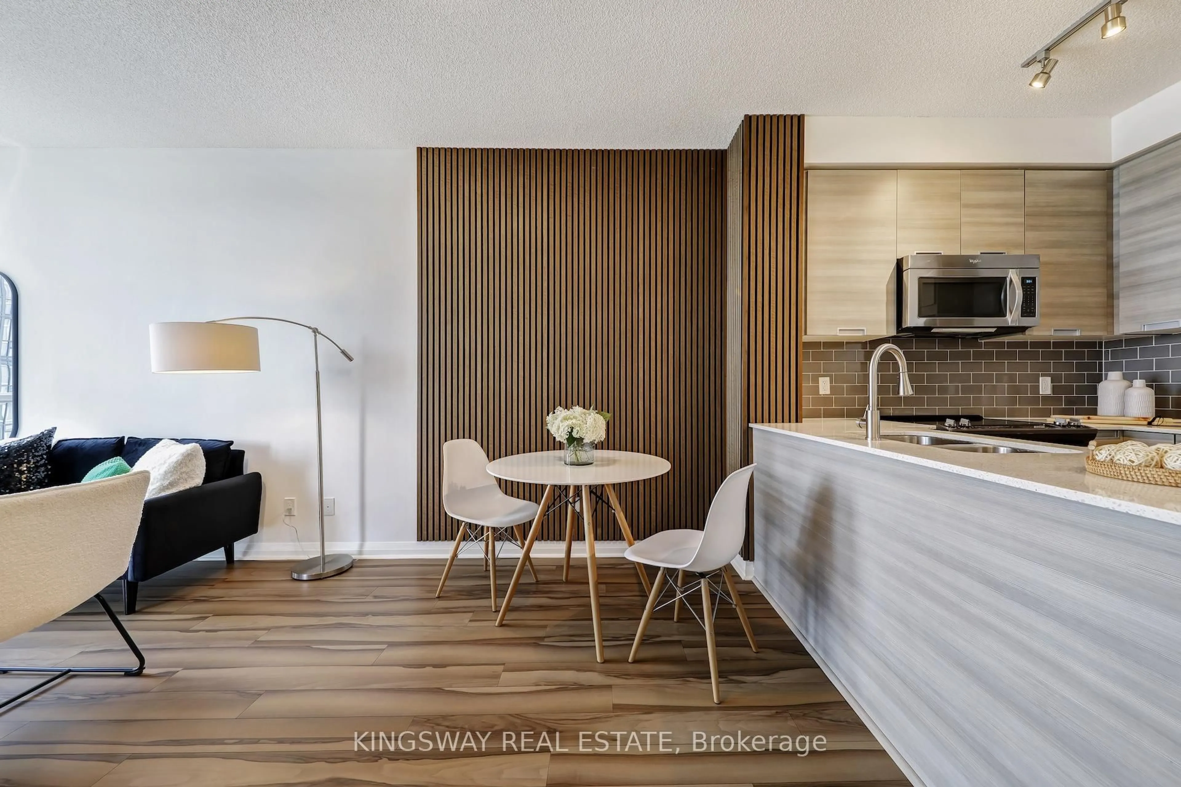 Open concept kitchen, wood/laminate floor for 55 Eglinton Ave #1003, Mississauga Ontario L5R 0E4