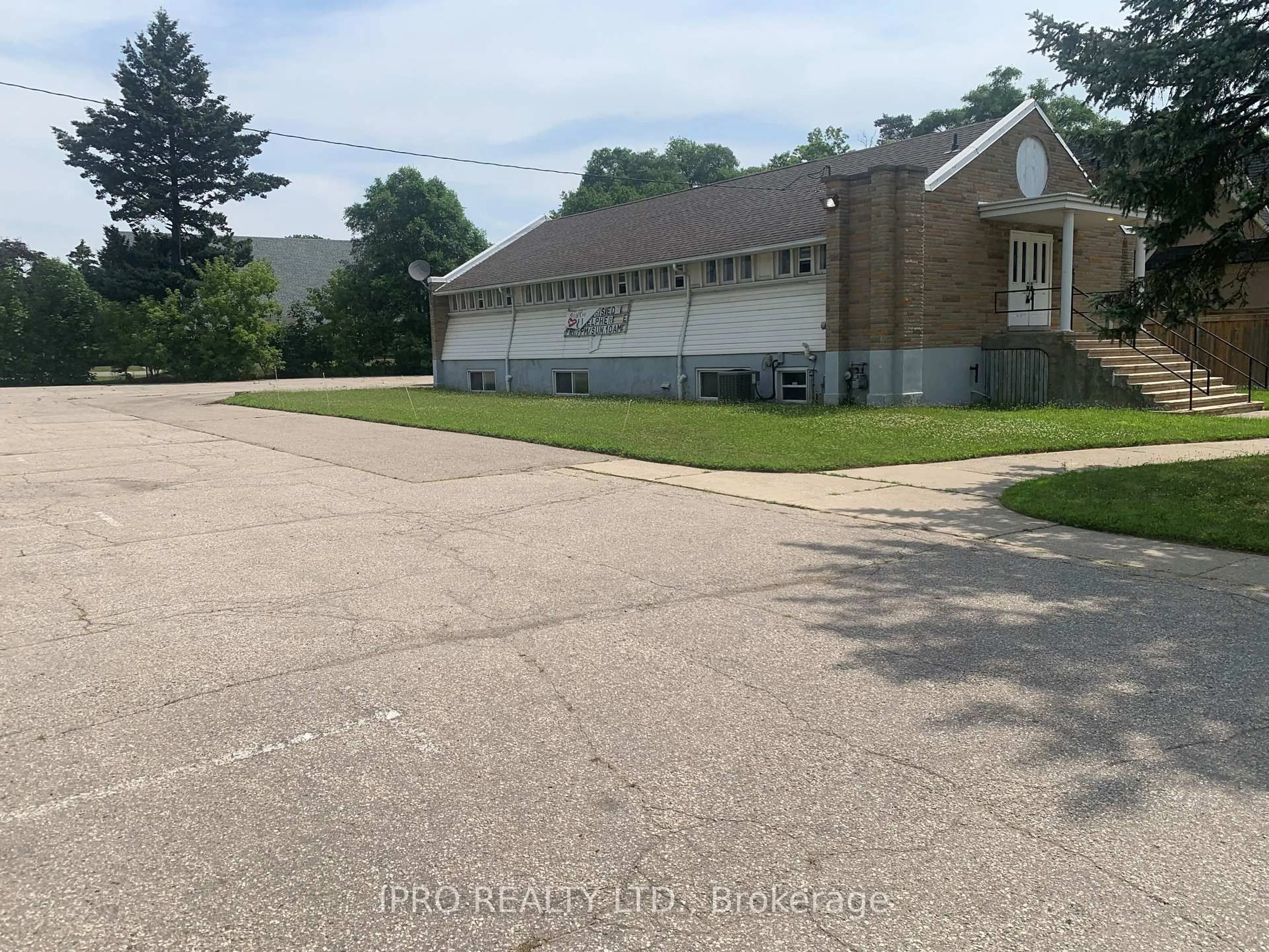A pic from outside/outdoor area/front of a property/back of a property/a pic from drone, building for 1649 Crediton Pkwy, Mississauga Ontario L5G 3X2