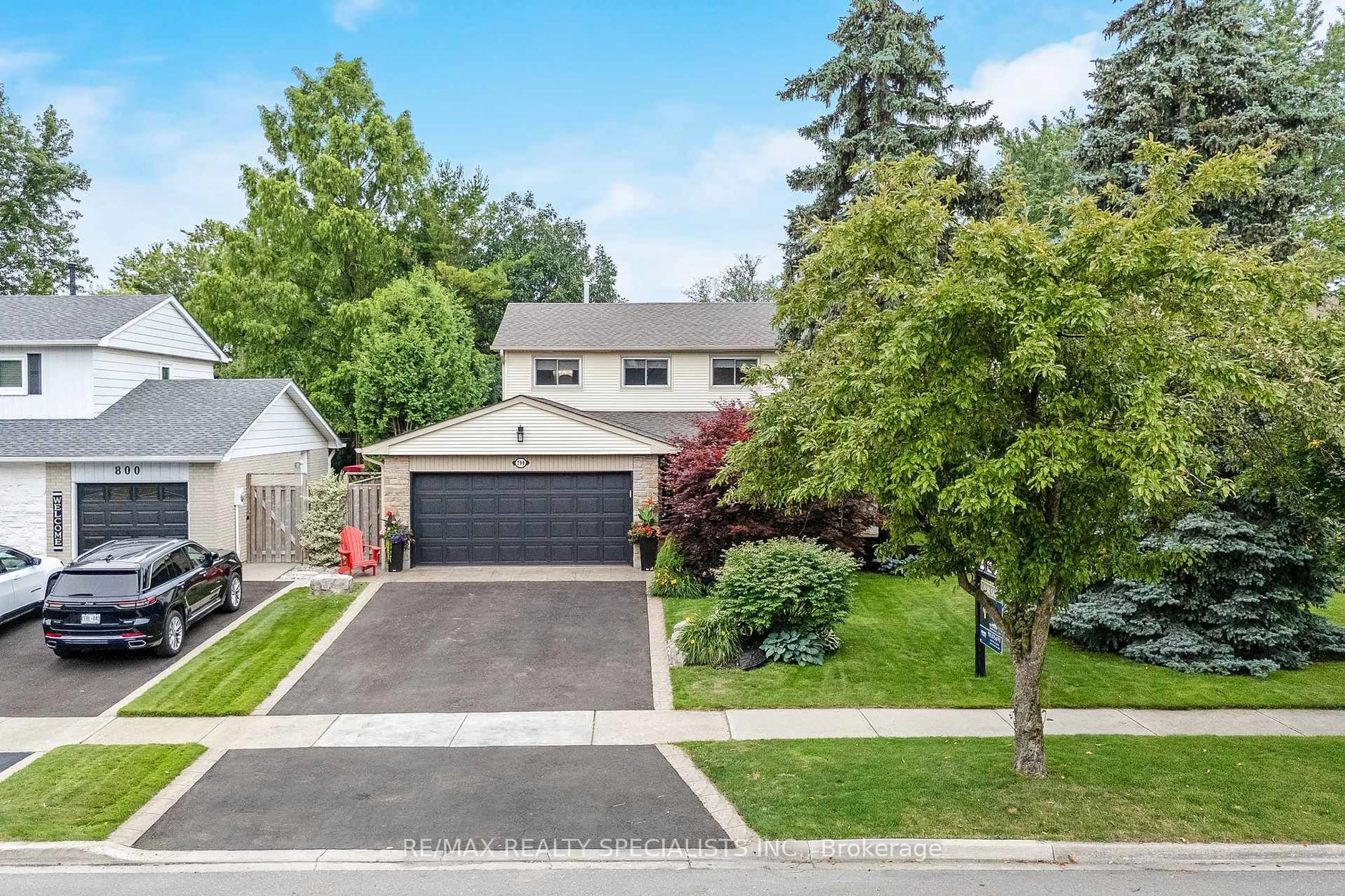 A pic from outside/outdoor area/front of a property/back of a property/a pic from drone, street for 798 Cabot Tr, Milton Ontario L9T 3M7