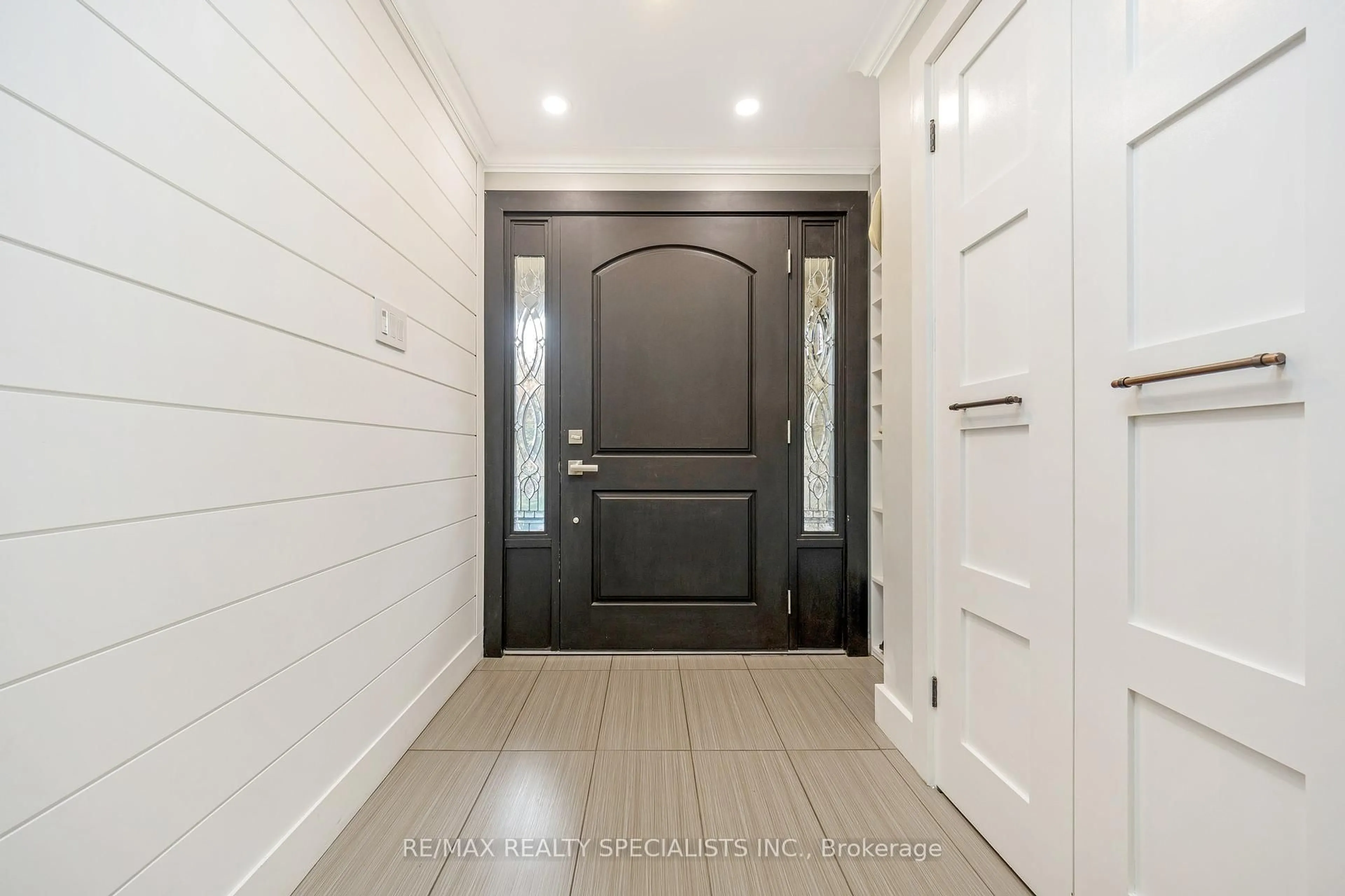 Indoor entryway for 798 Cabot Tr, Milton Ontario L9T 3M7