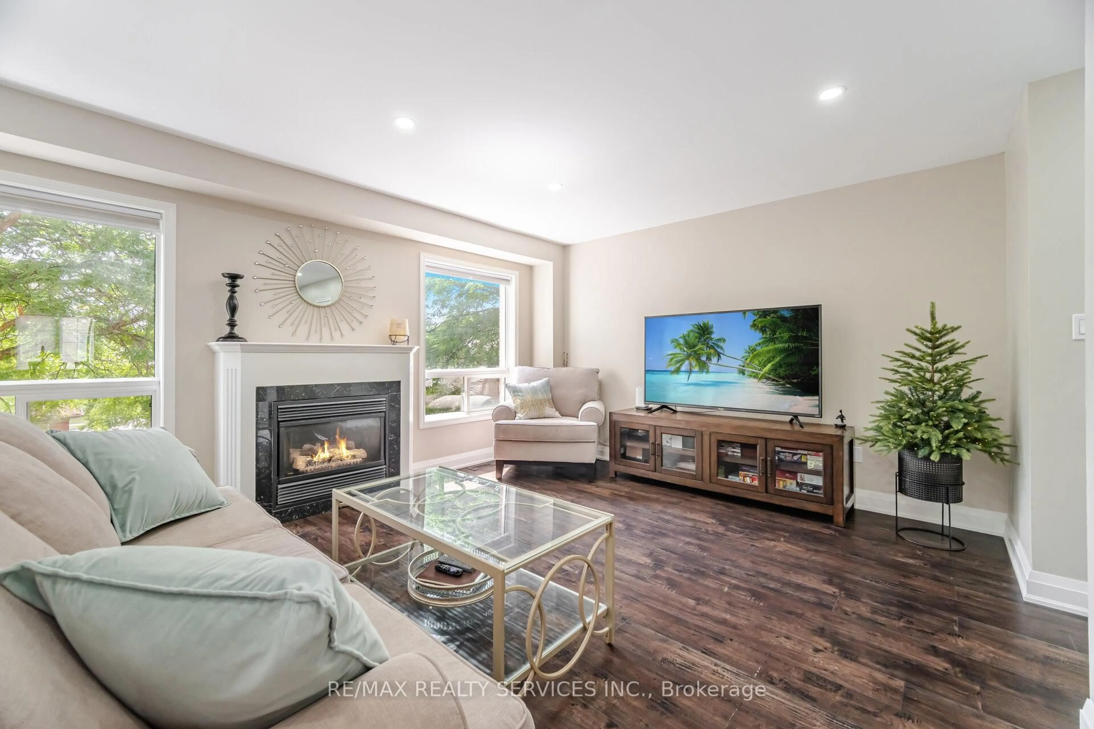 Living room with furniture, wood/laminate floor for 2 Clay Brick Crt #21, Brampton Ontario L6V 4M7