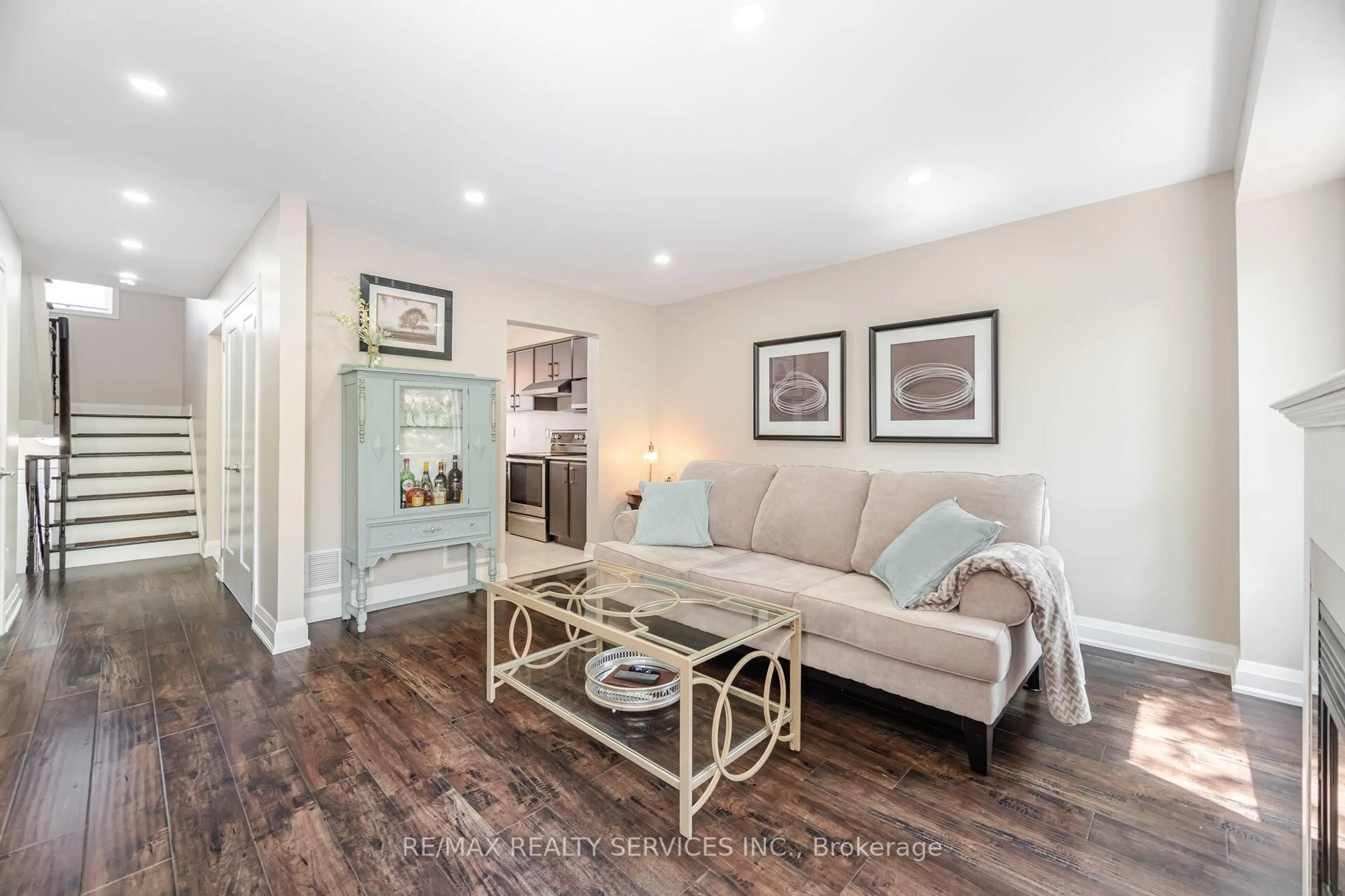 Living room with furniture, wood/laminate floor for 2 Clay Brick Crt #21, Brampton Ontario L6V 4M7