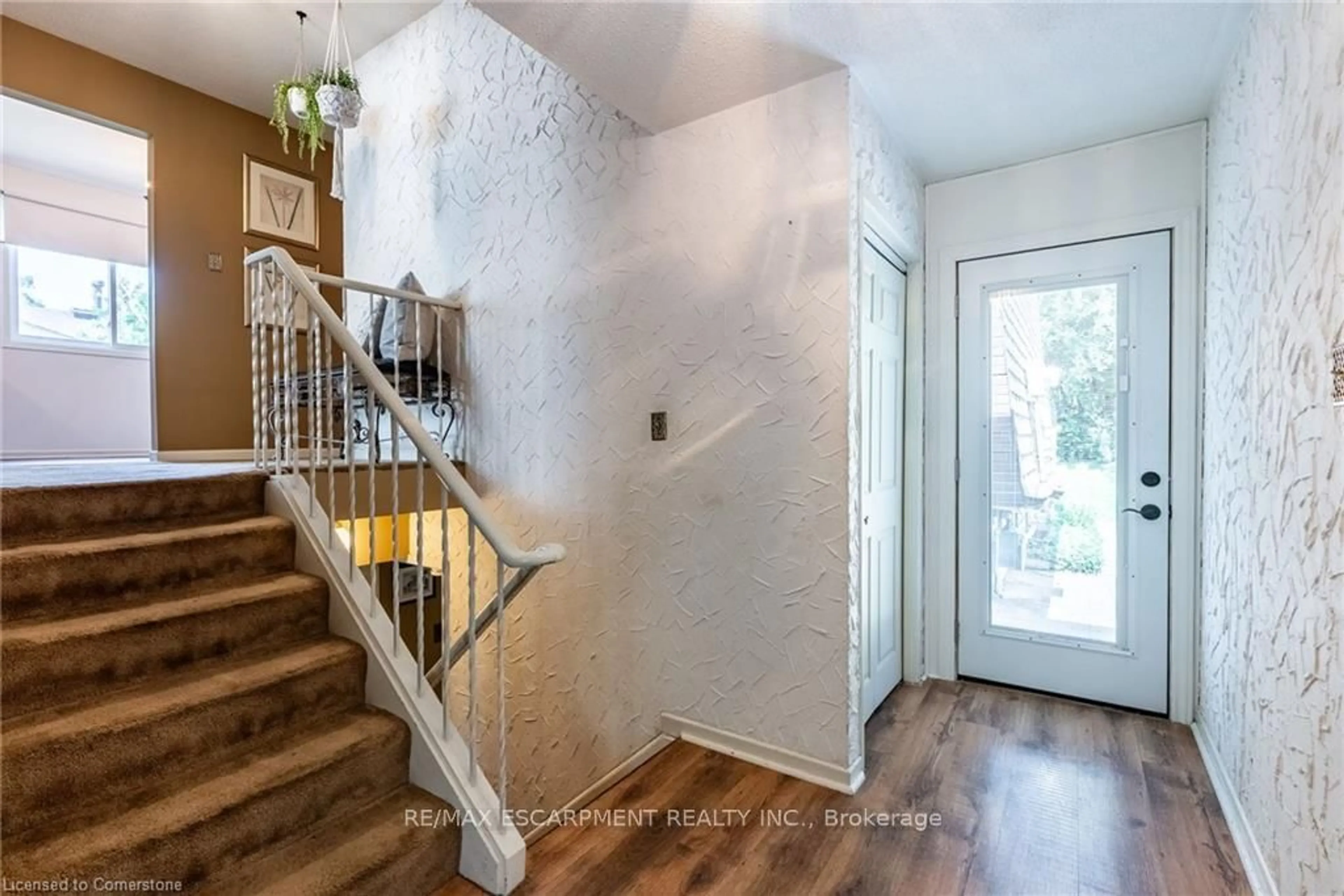 Indoor entryway for 1515 Brenner Cres, Burlington Ontario L7P 2V9