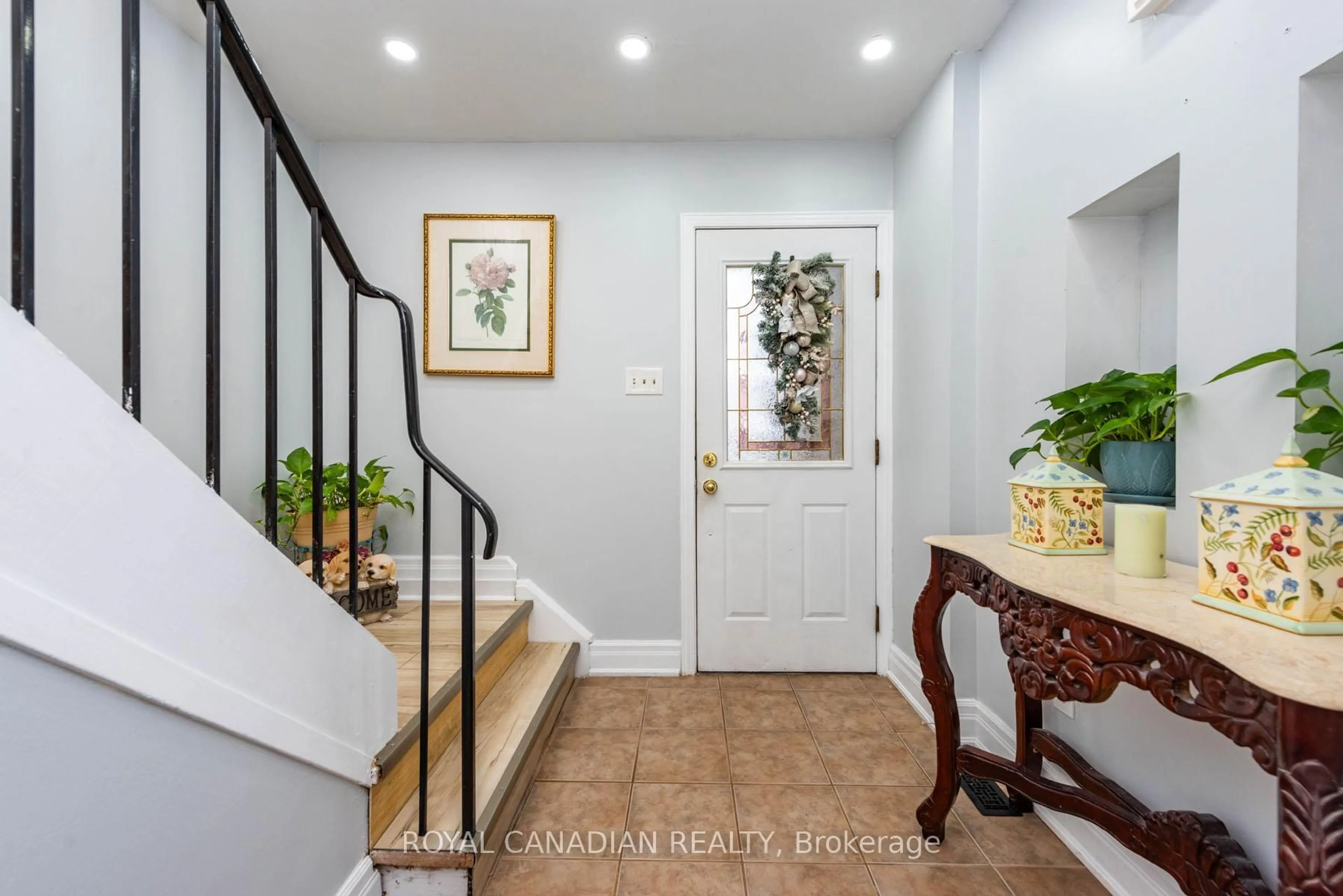 Indoor entryway for 1538 Lancaster Dr #116, Oakville Ontario L6H 2Z3