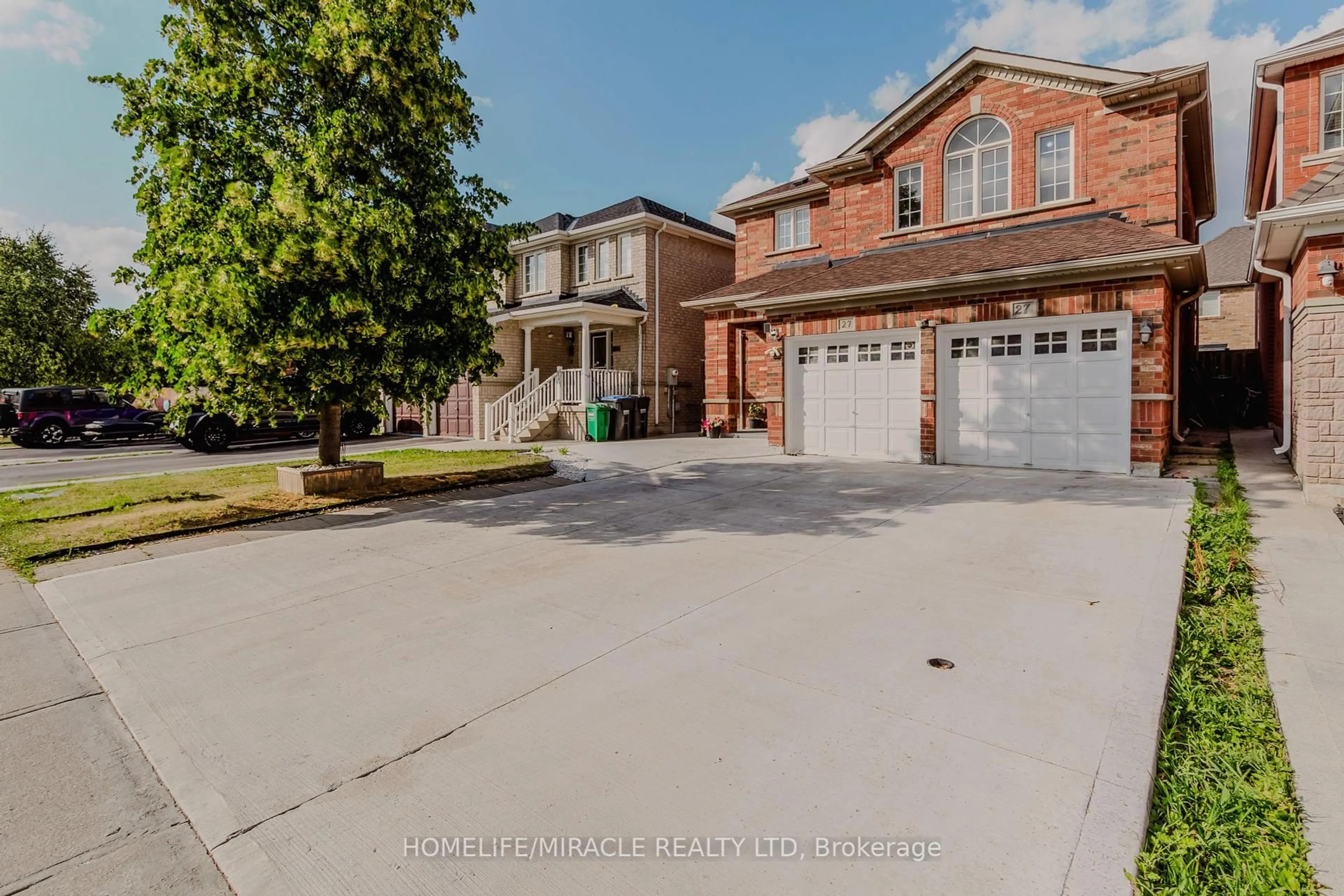 A pic from outside/outdoor area/front of a property/back of a property/a pic from drone, street for 27 Siver Egret Rd, Brampton Ontario L7A 3P6