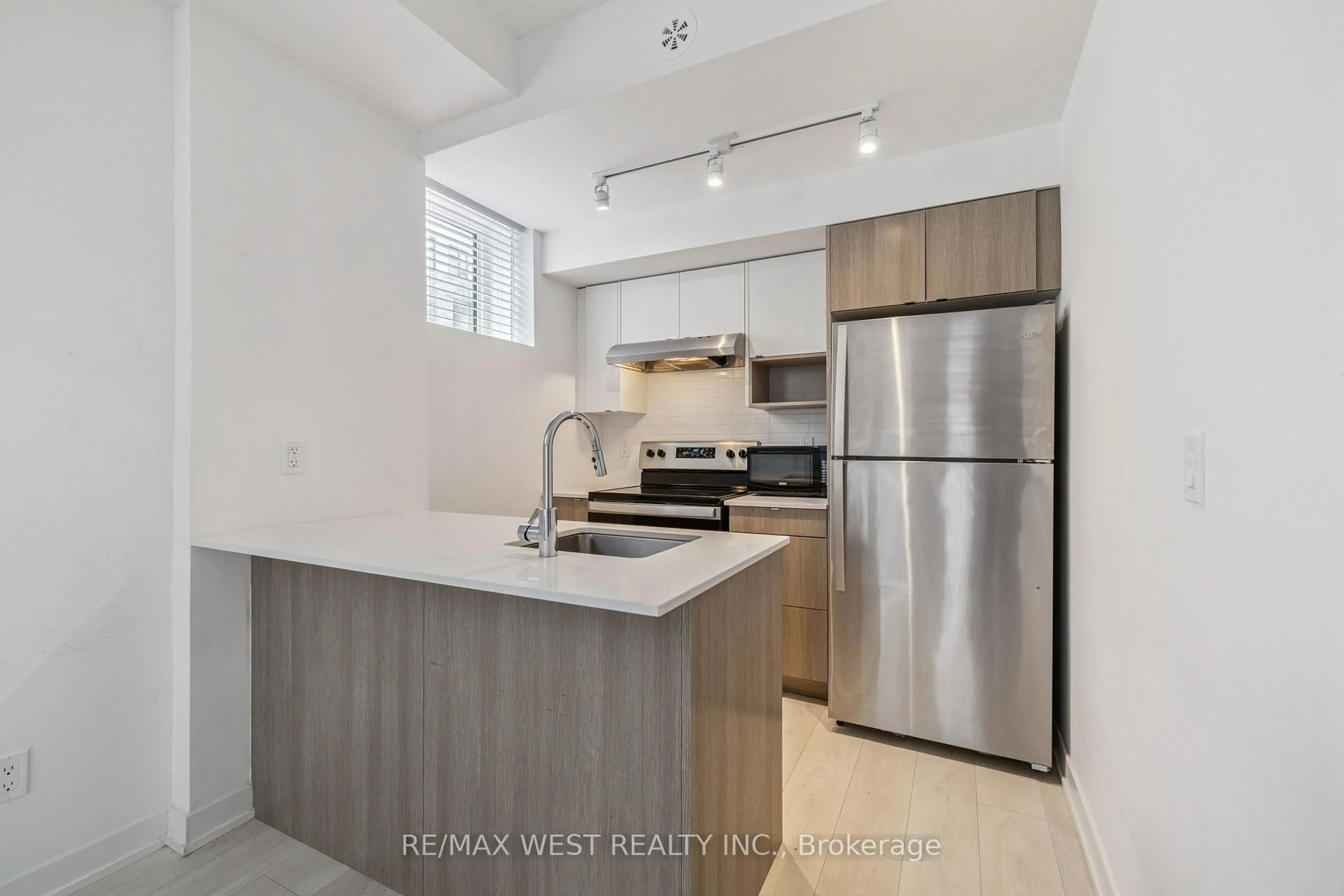 Standard kitchen, unknown for 1133 Cooke Blvd #817, Burlington Ontario L7T 0C3
