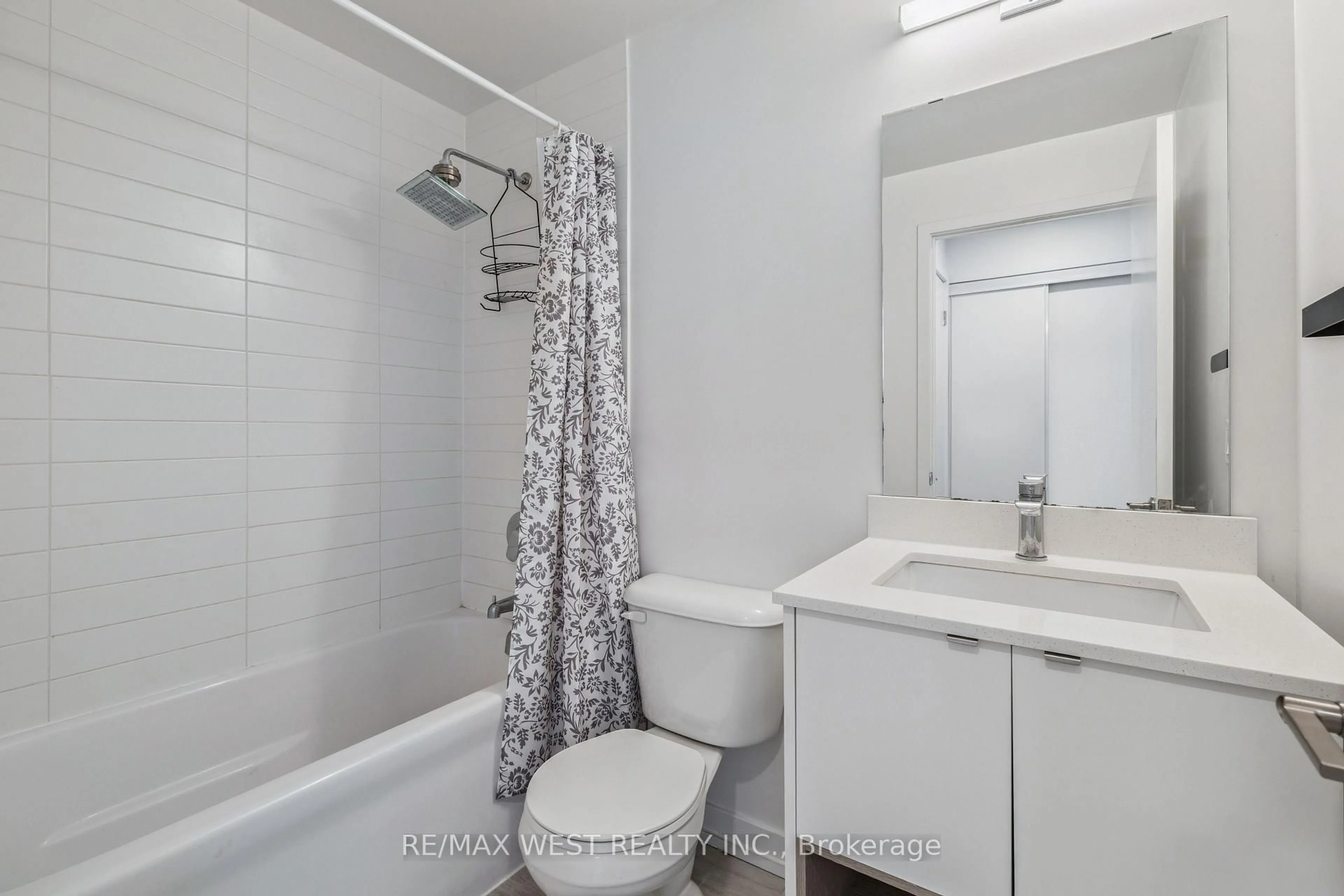 Standard bathroom, unknown for 1133 Cooke Blvd #817, Burlington Ontario L7T 0C3