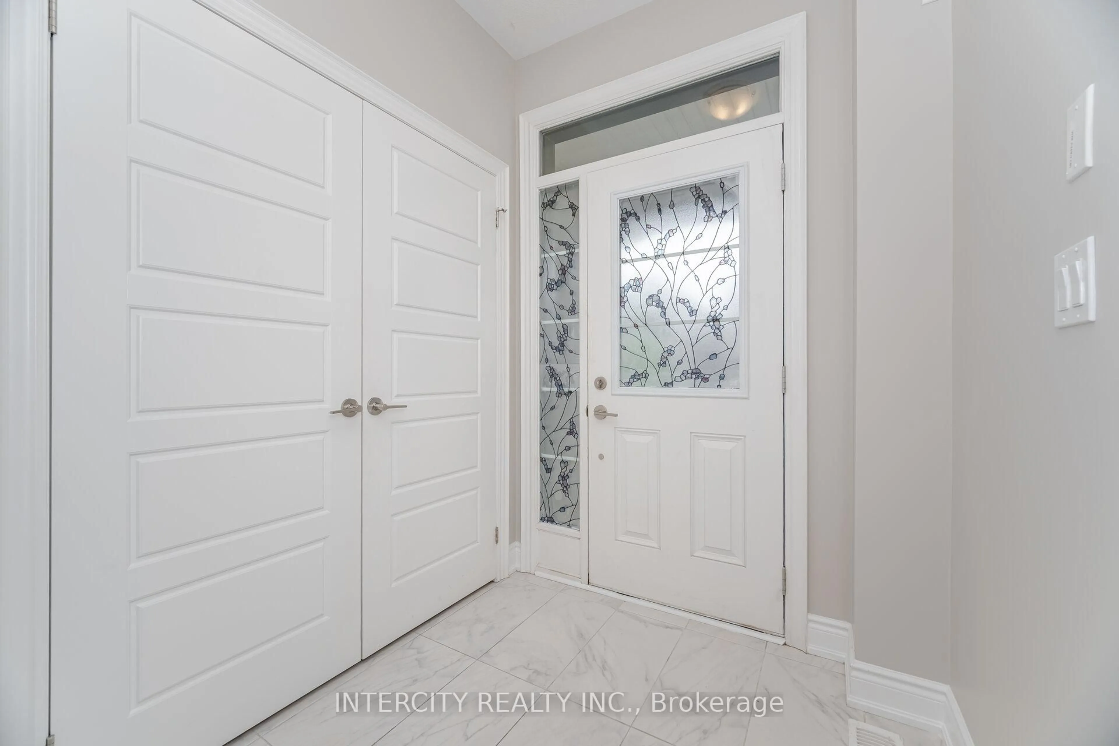 Indoor entryway for 26 Fordham Rd, Brampton Ontario L6Y 6J6