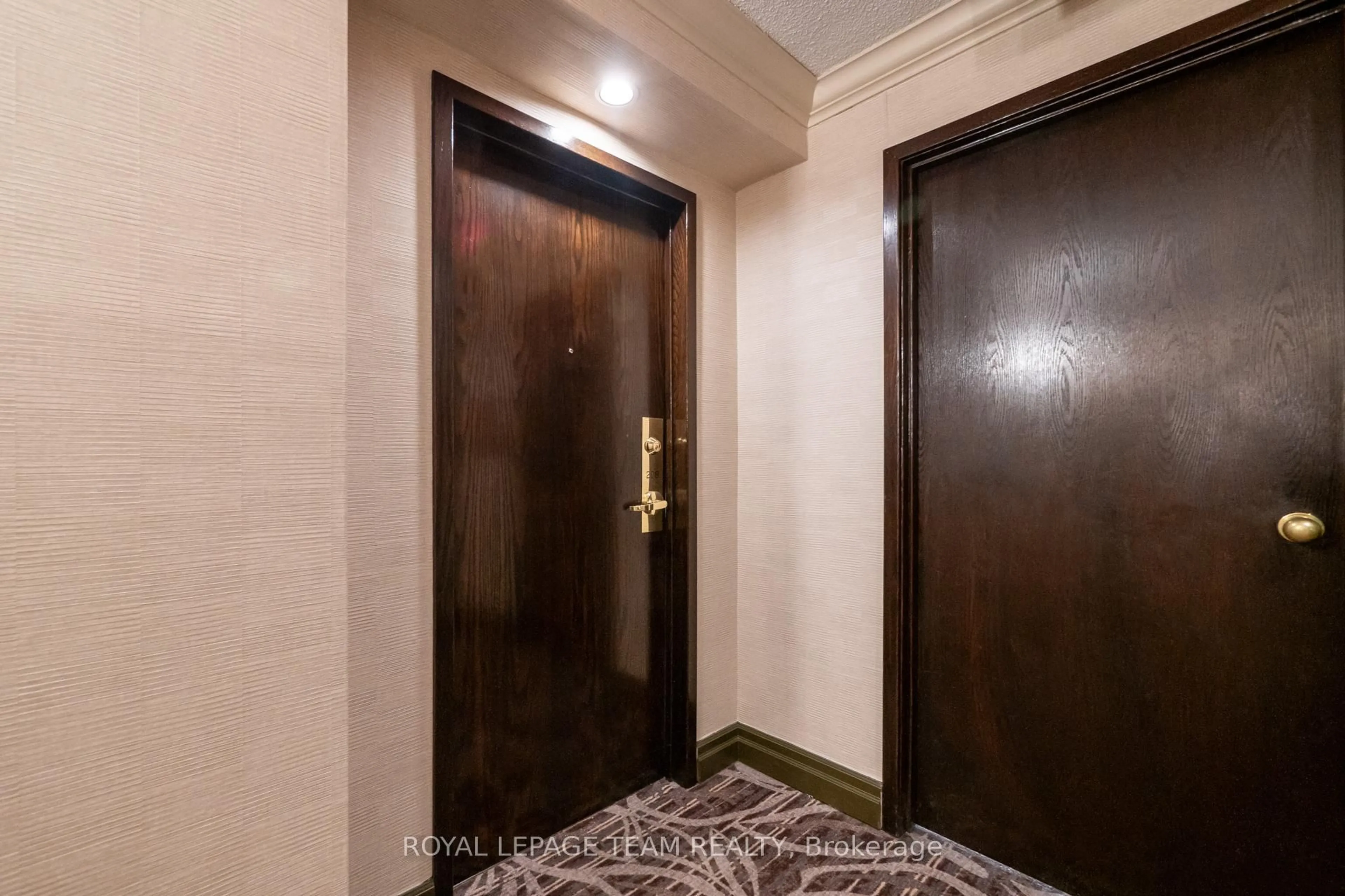 Indoor foyer for 100 Millside Dr #208, Milton Ontario L9T 5E2