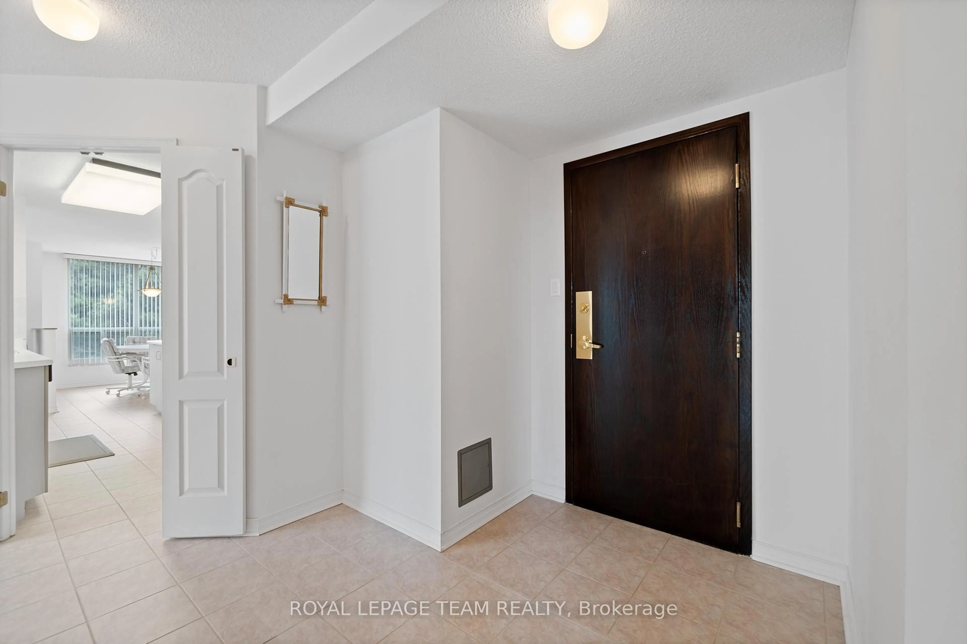 Indoor entryway for 100 Millside Dr #208, Milton Ontario L9T 5E2