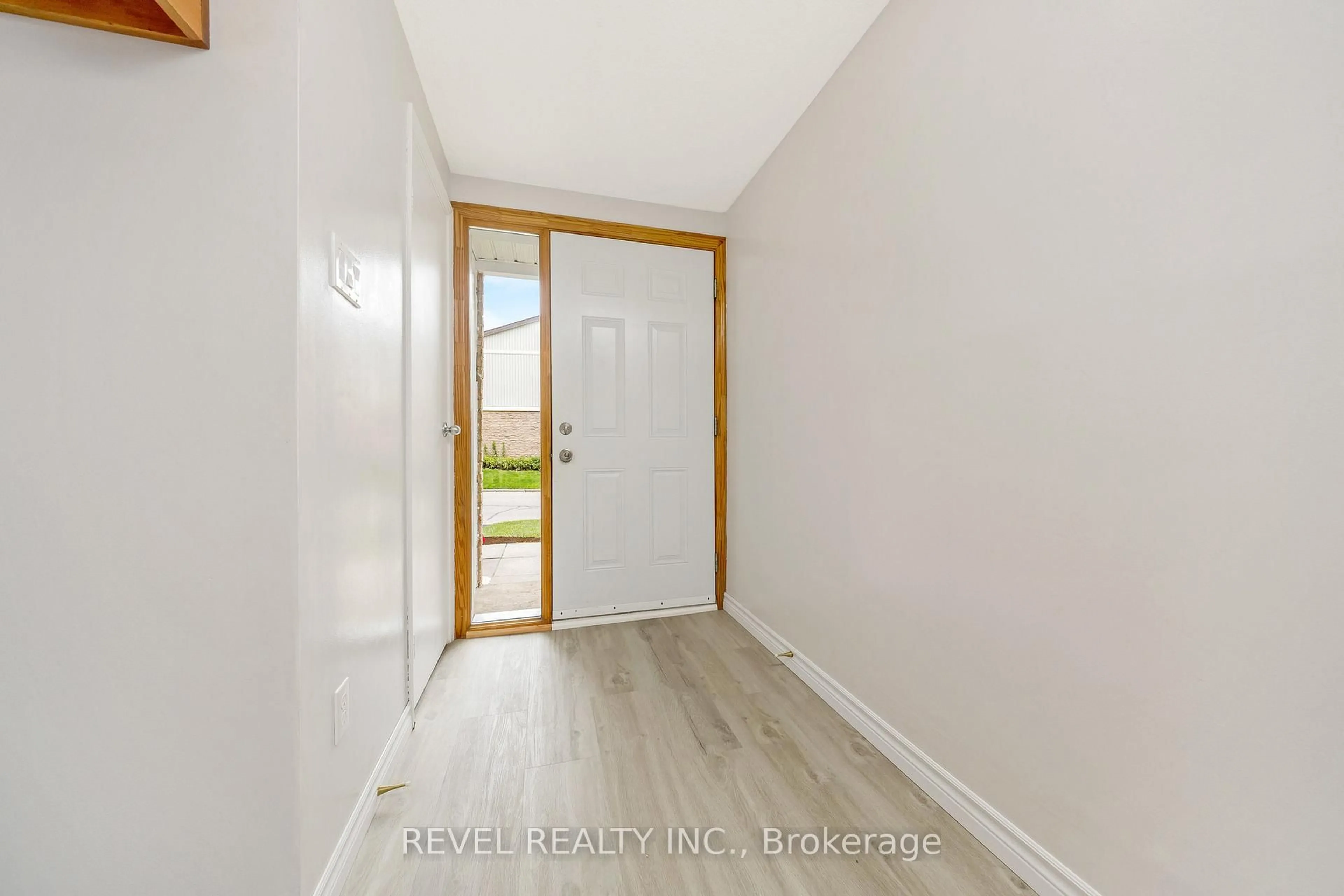 Indoor entryway for 341 Wilson Dr #34, Milton Ontario L9T 3Y9