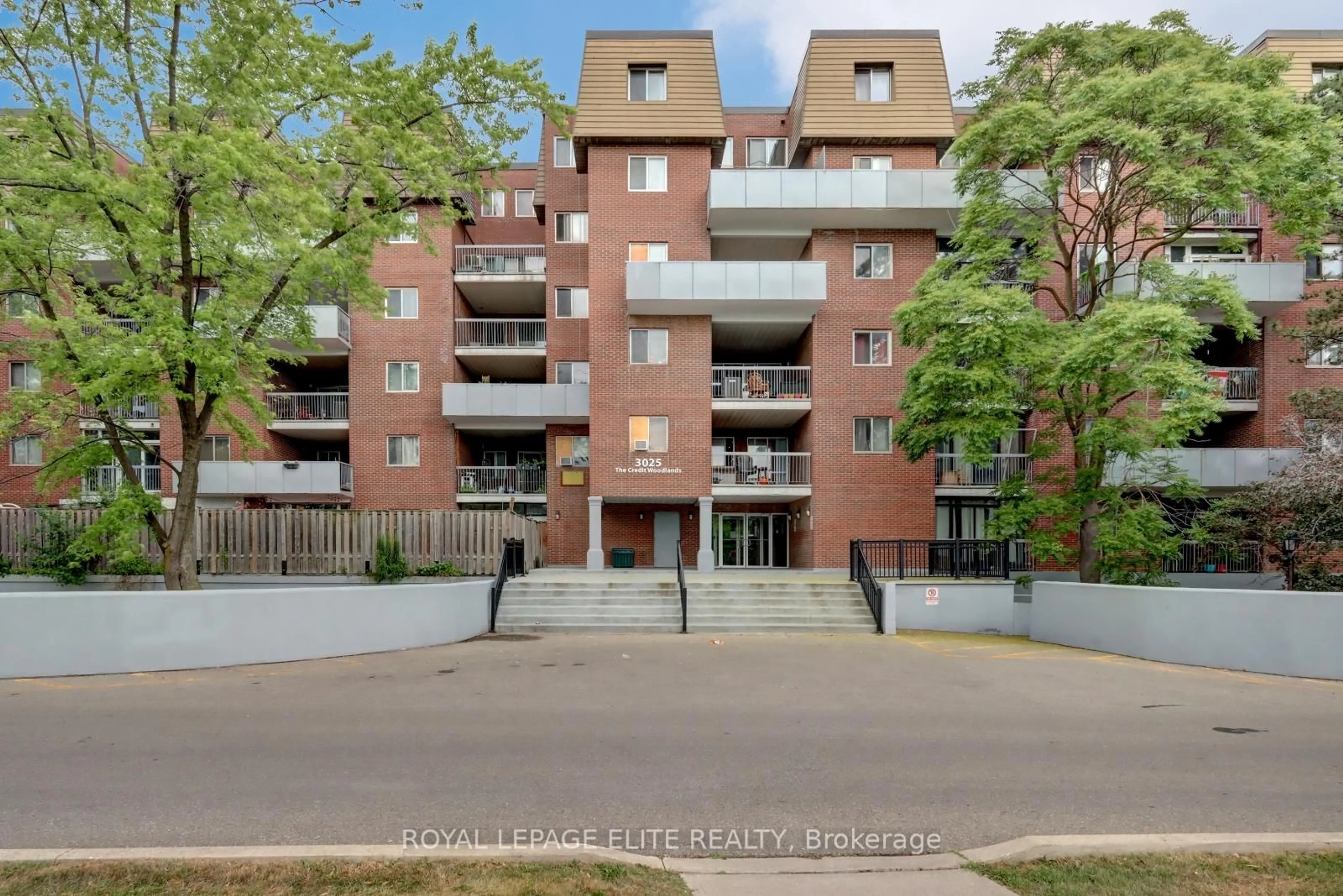 Patio, street for 3025 THE CREDIT WOODLANDS #238, Mississauga Ontario L5C 2V3