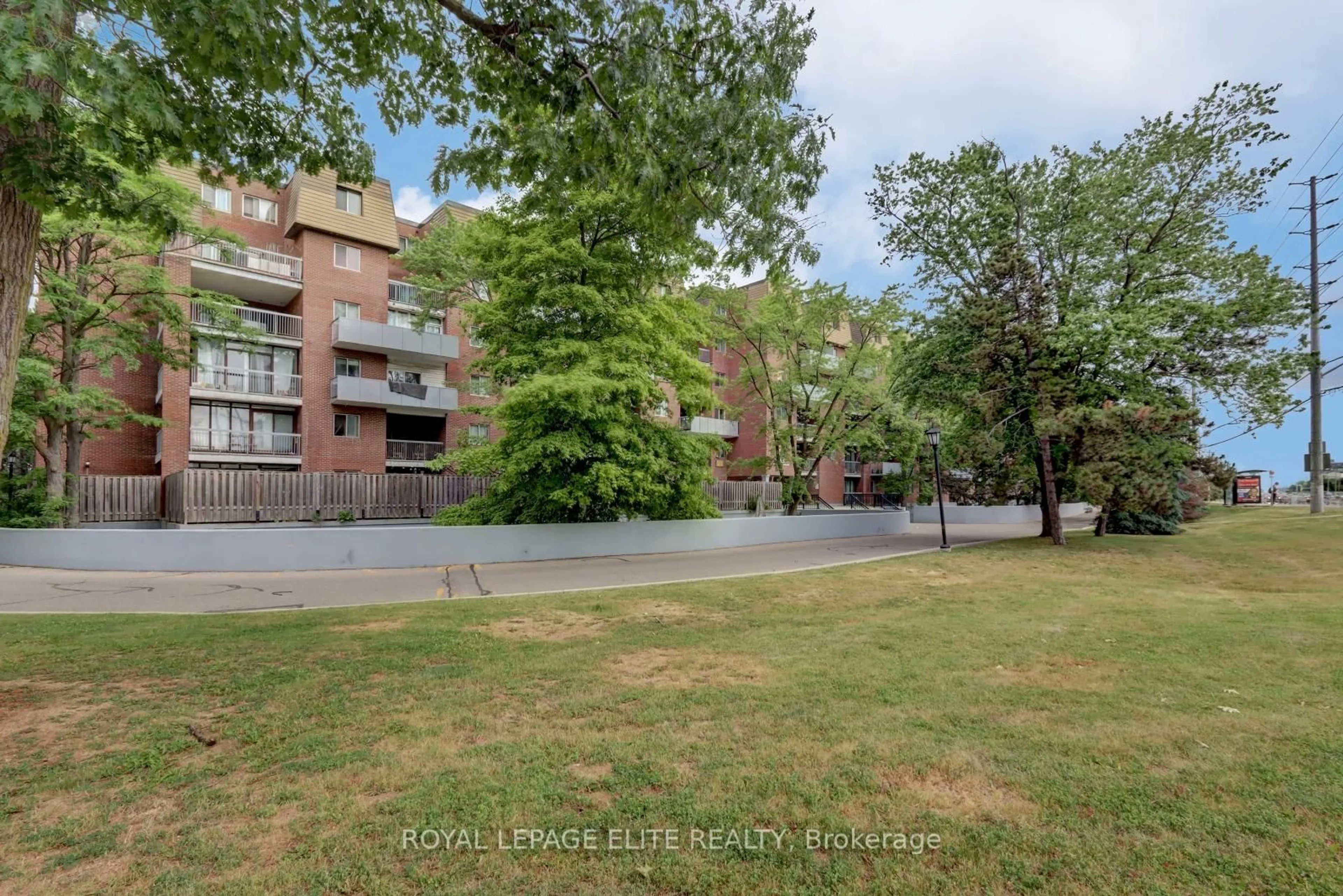 A pic from outside/outdoor area/front of a property/back of a property/a pic from drone, street for 3025 THE CREDIT WOODLANDS #238, Mississauga Ontario L5C 2V3