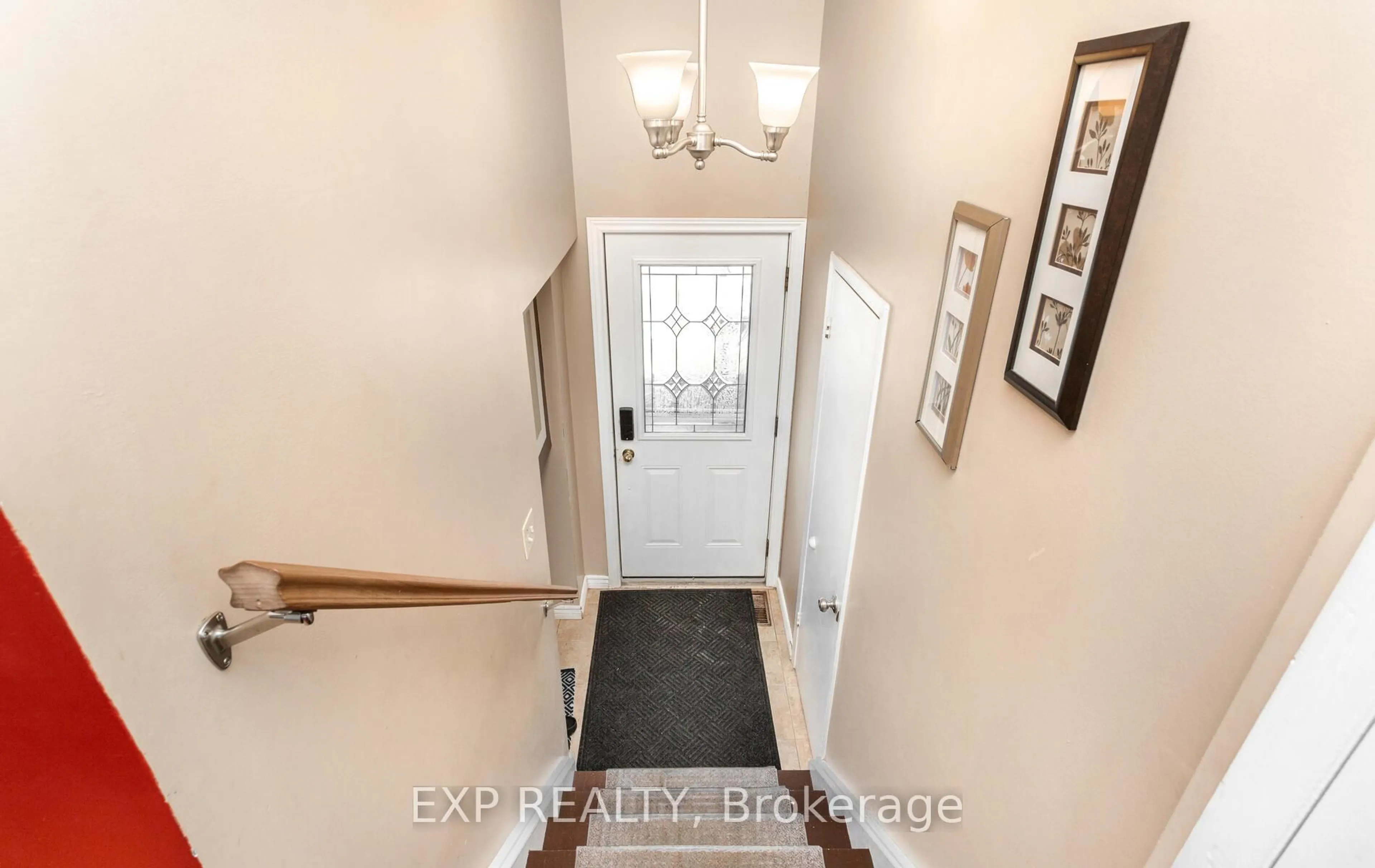Indoor entryway for 491 ONTARIO St, Milton Ontario L9T 3J4