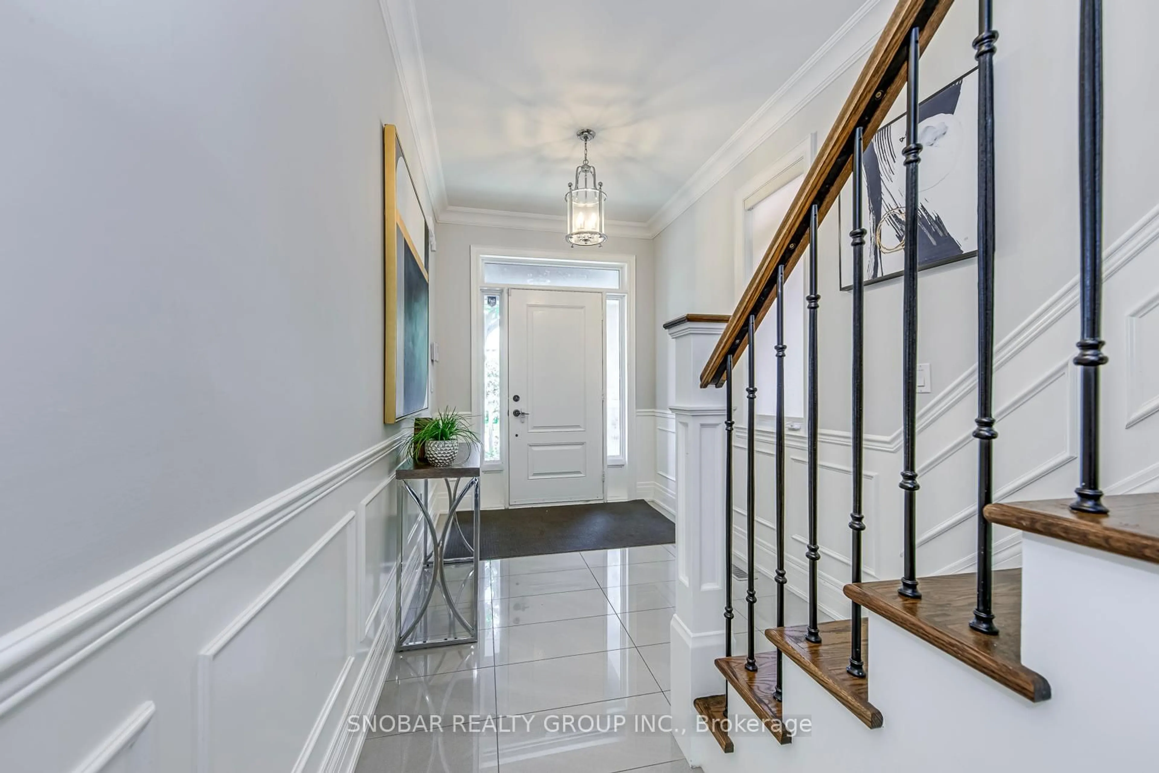 Indoor entryway for 797 Oxford St, Toronto Ontario M8Z 1L5