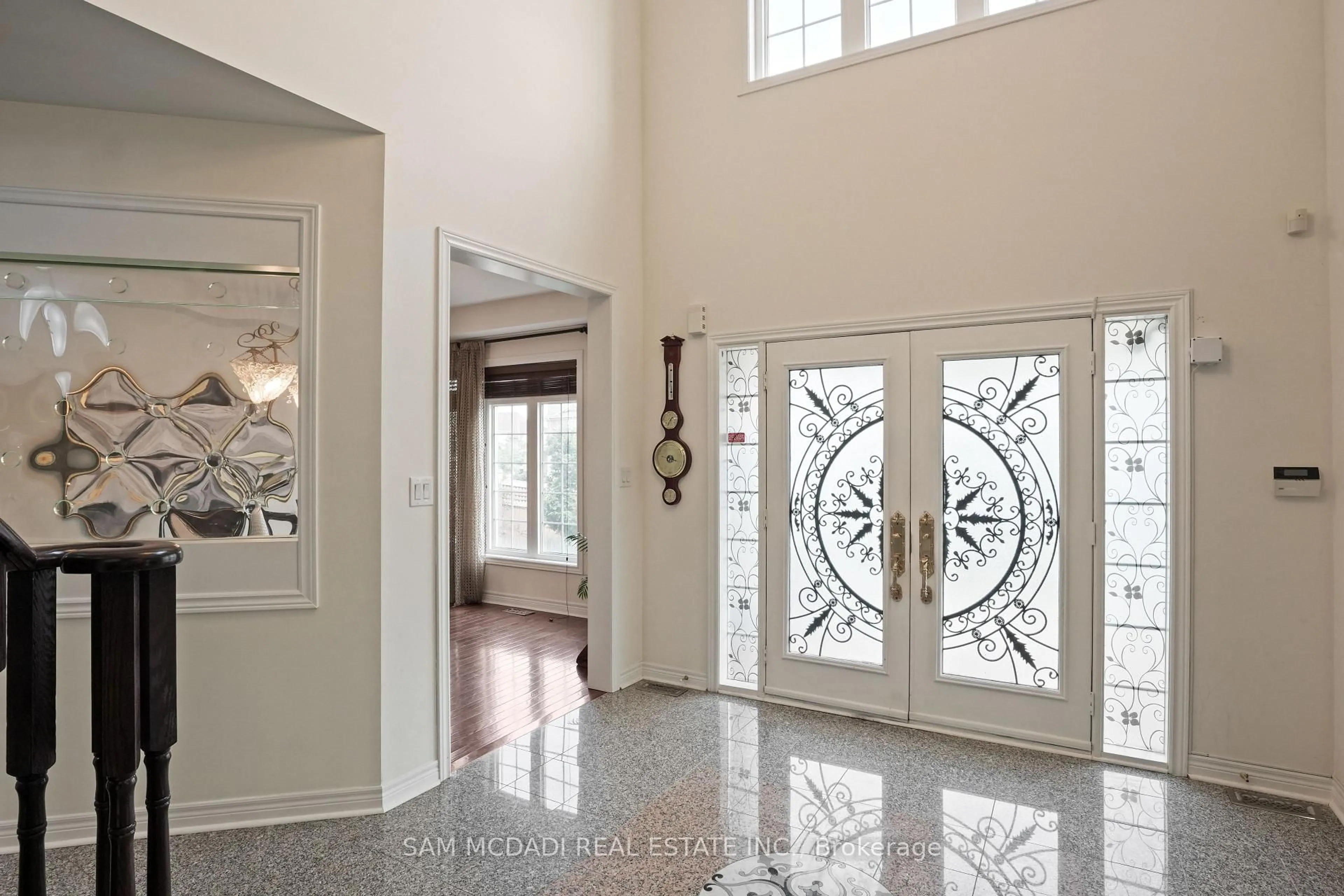 Indoor entryway for 5499 Doctor Peddle Cres, Mississauga Ontario L5M 0K7