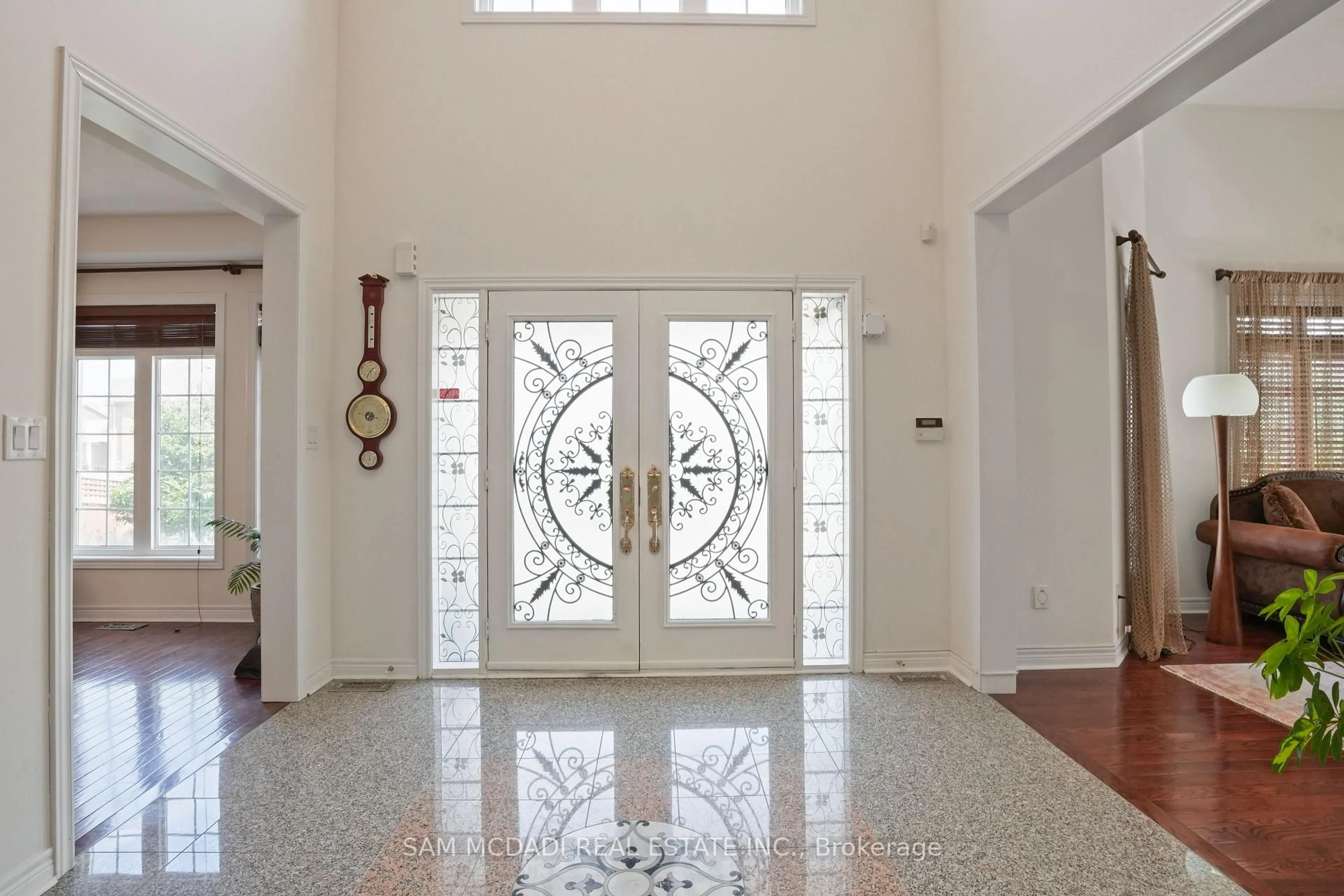 Indoor foyer for 5499 Doctor Peddle Cres, Mississauga Ontario L5M 0K7