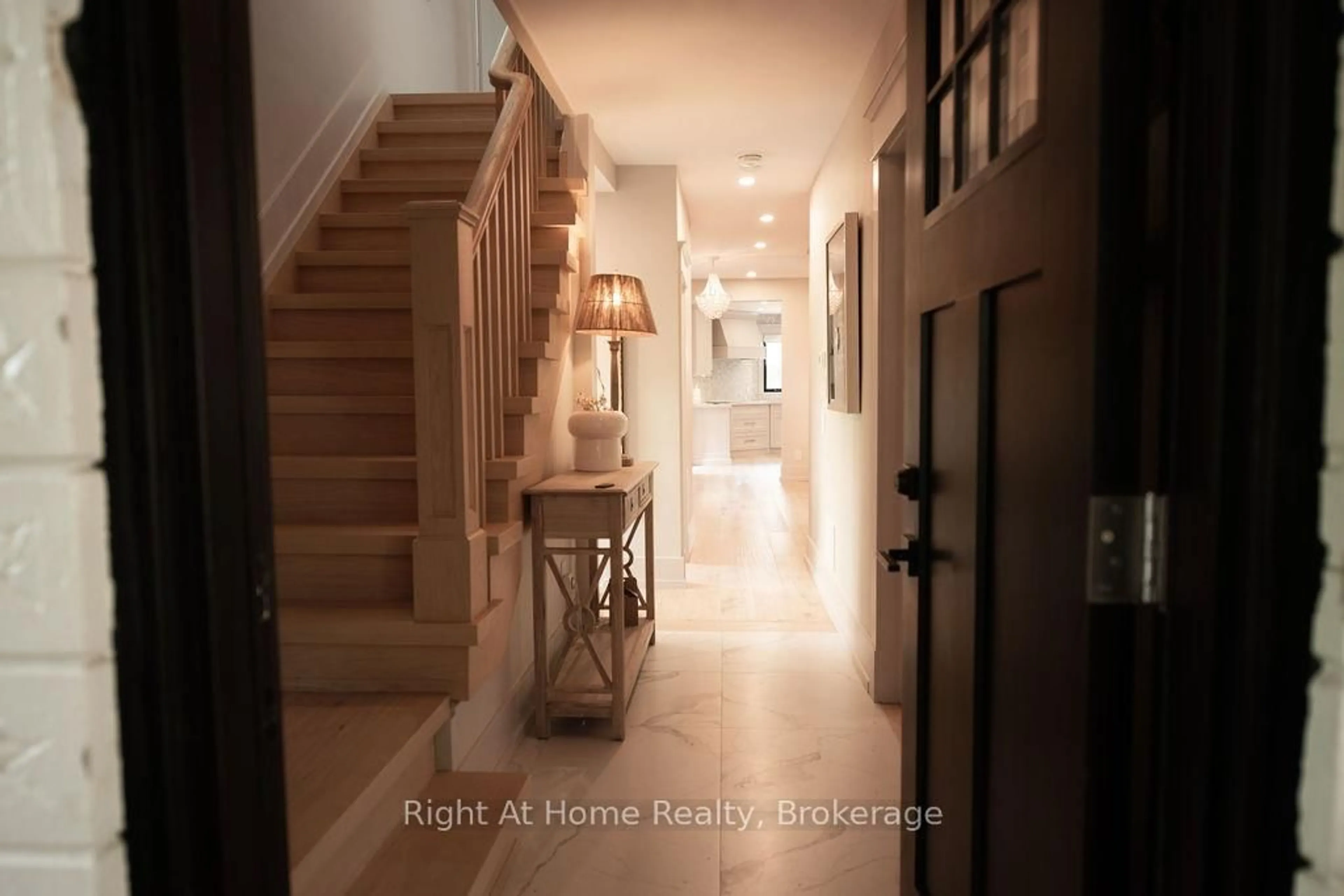 Indoor entryway for 139 Allan St, Oakville Ontario L6J 3N6