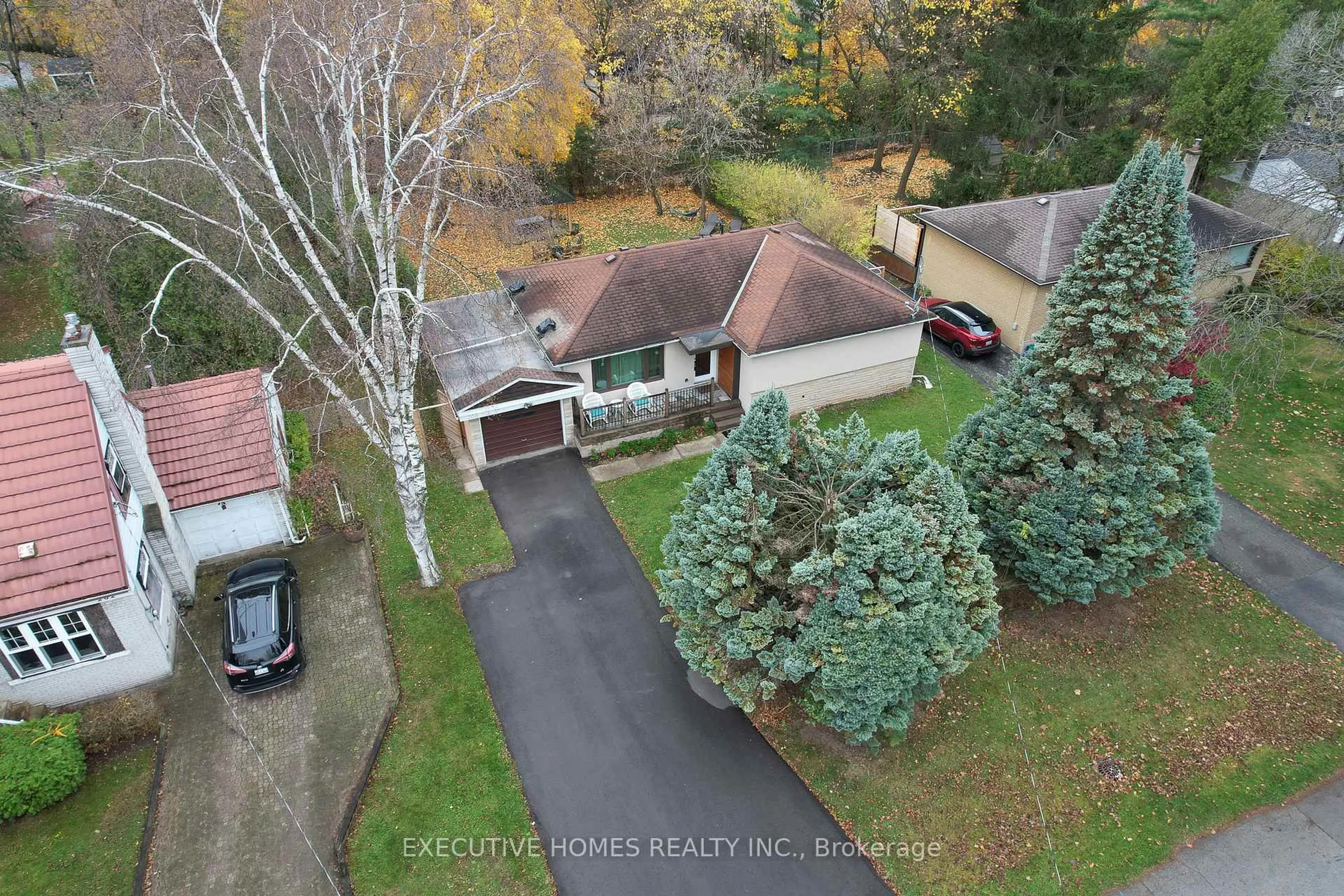 A pic from outside/outdoor area/front of a property/back of a property/a pic from drone, unknown for 208 Glen Oak Dr, Oakville Ontario L6K 2J2