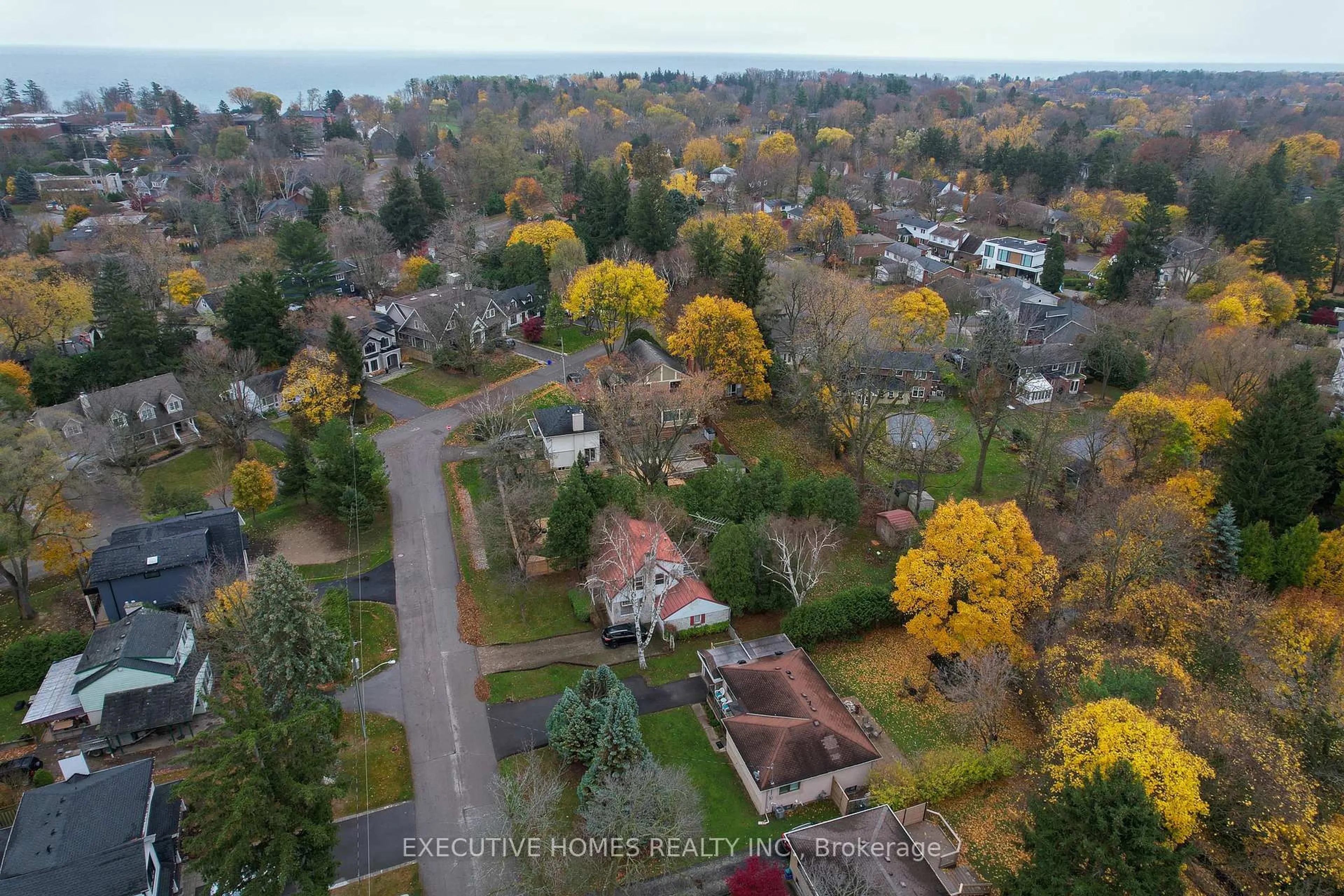 A pic from outside/outdoor area/front of a property/back of a property/a pic from drone, street for 208 Glen Oak Dr, Oakville Ontario L6K 2J2