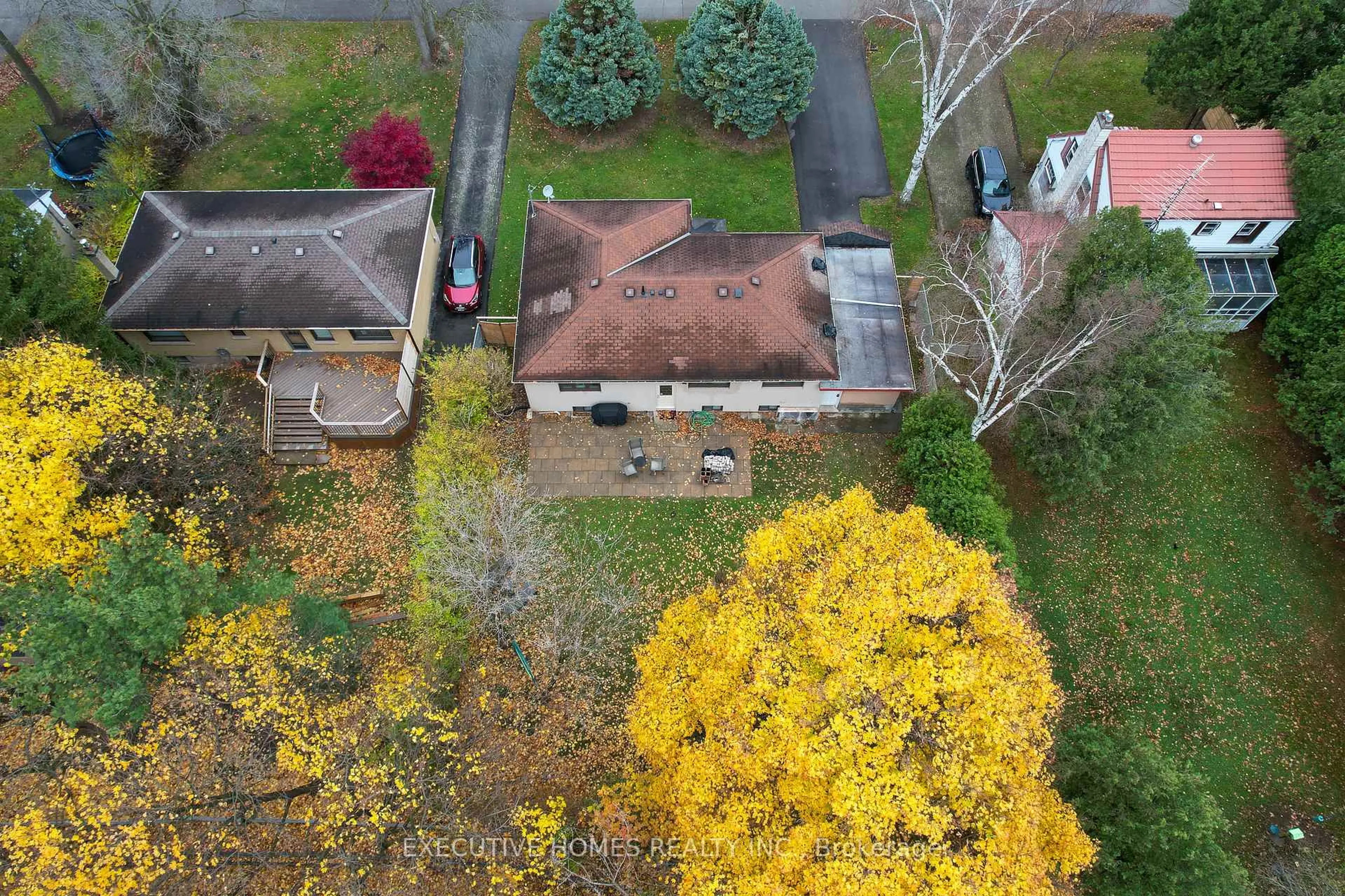 A pic from outside/outdoor area/front of a property/back of a property/a pic from drone, street for 208 Glen Oak Dr, Oakville Ontario L6K 2J2