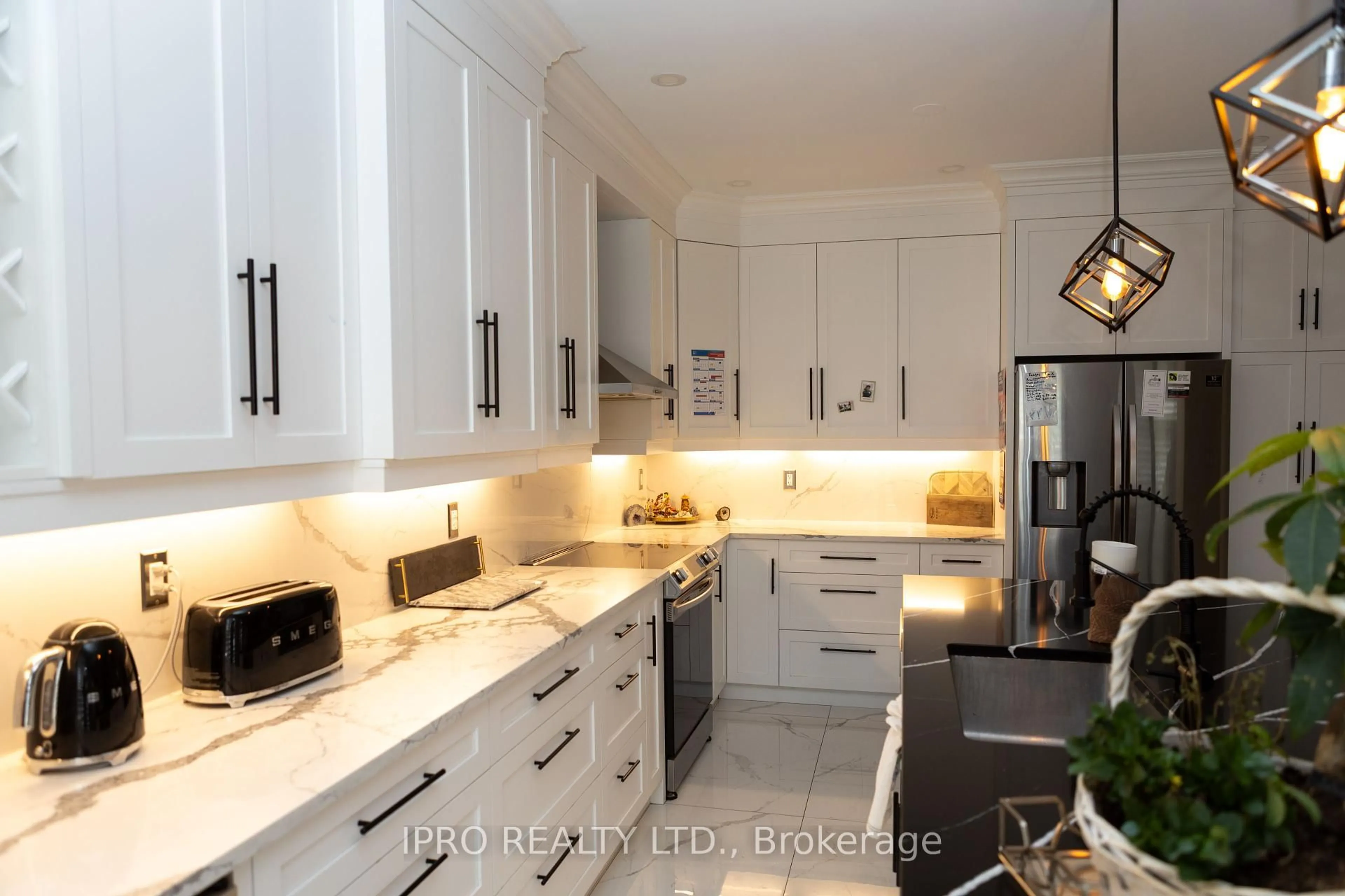 Contemporary kitchen, ceramic/tile floor for 15101 Danby Rd, Halton Hills Ontario L7G 0B1