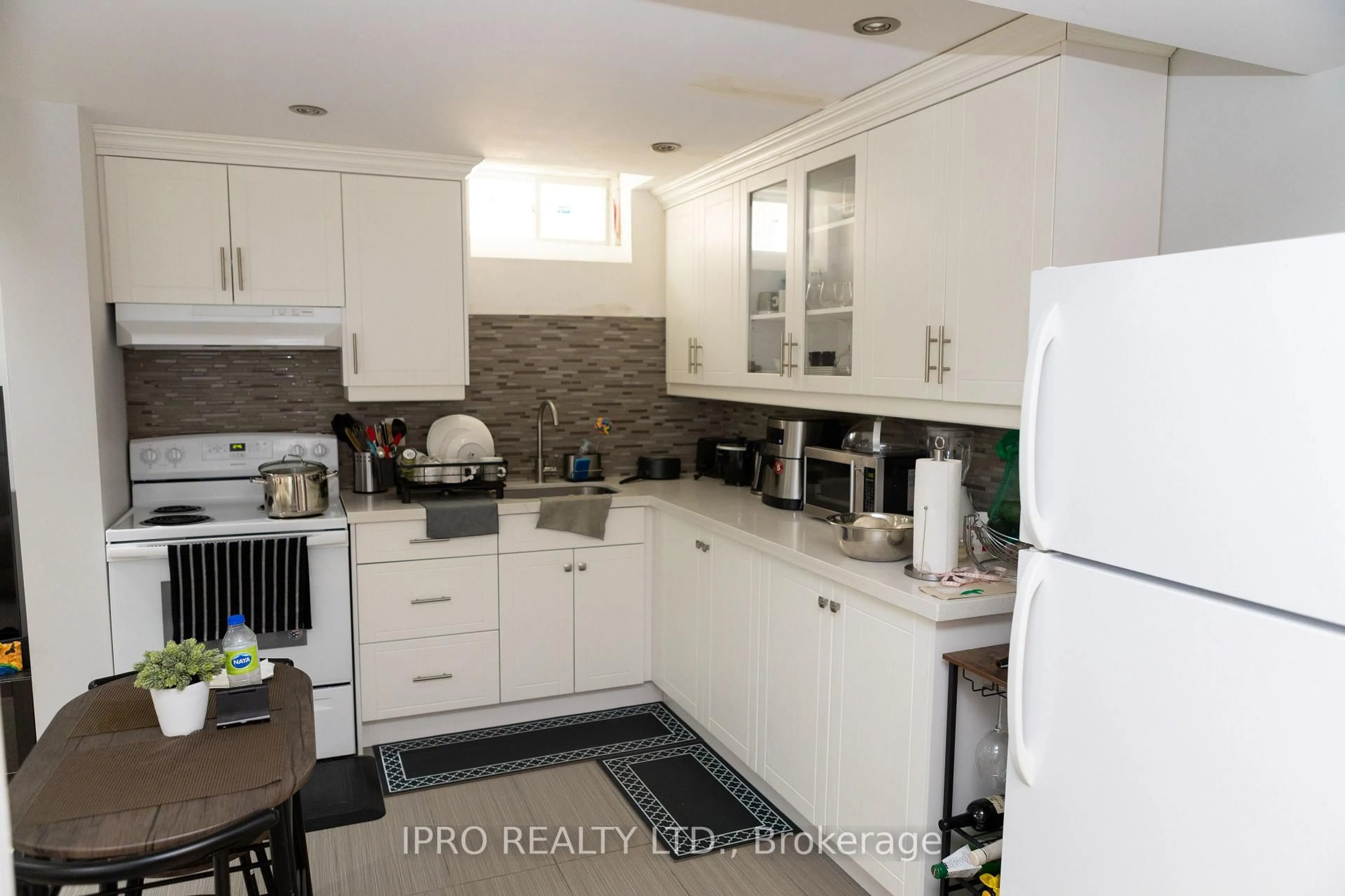 Standard kitchen, unknown for 15101 Danby Rd, Halton Hills Ontario L7G 0B1