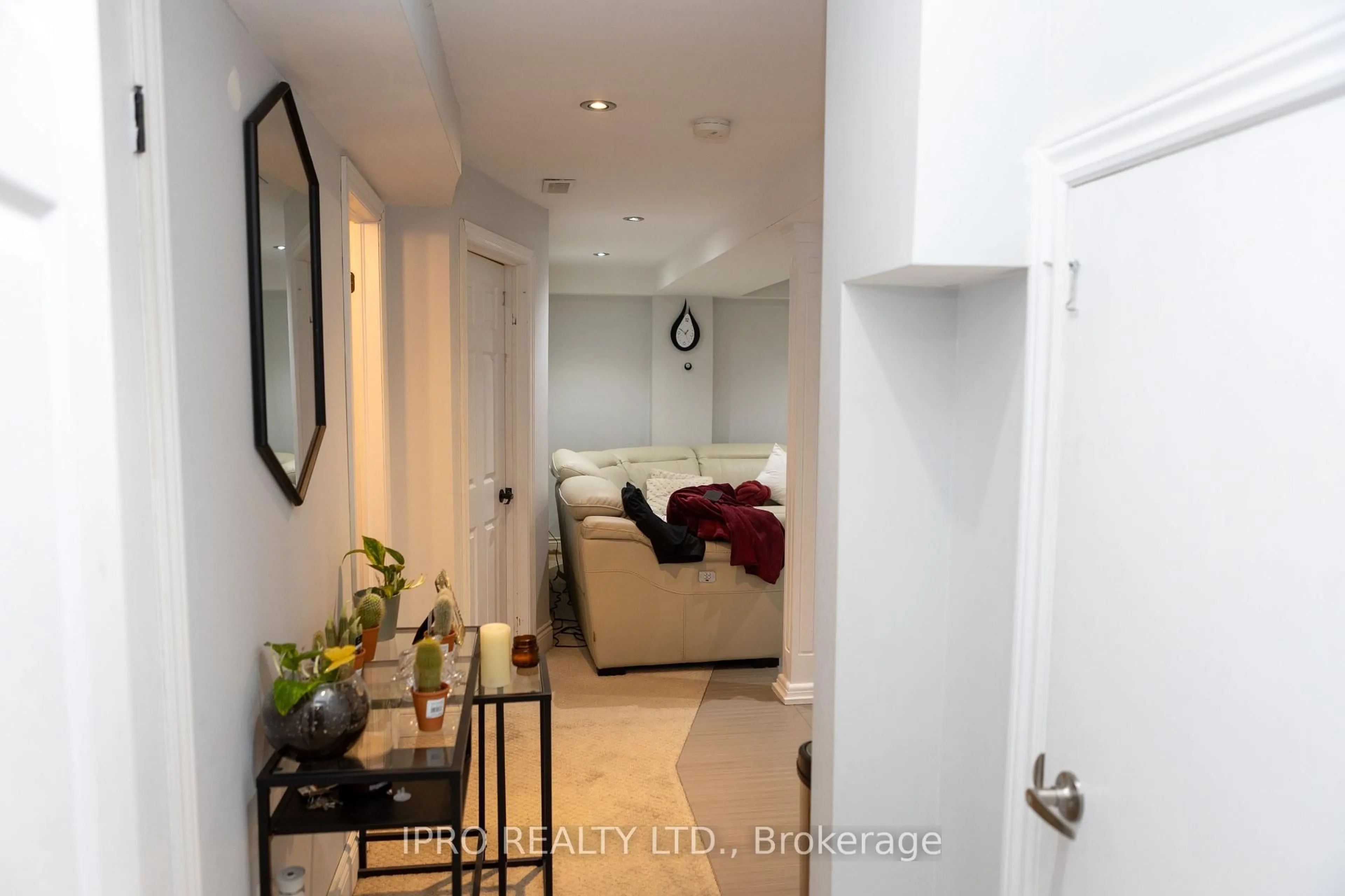 Indoor entryway for 15101 Danby Rd, Halton Hills Ontario L7G 0B1