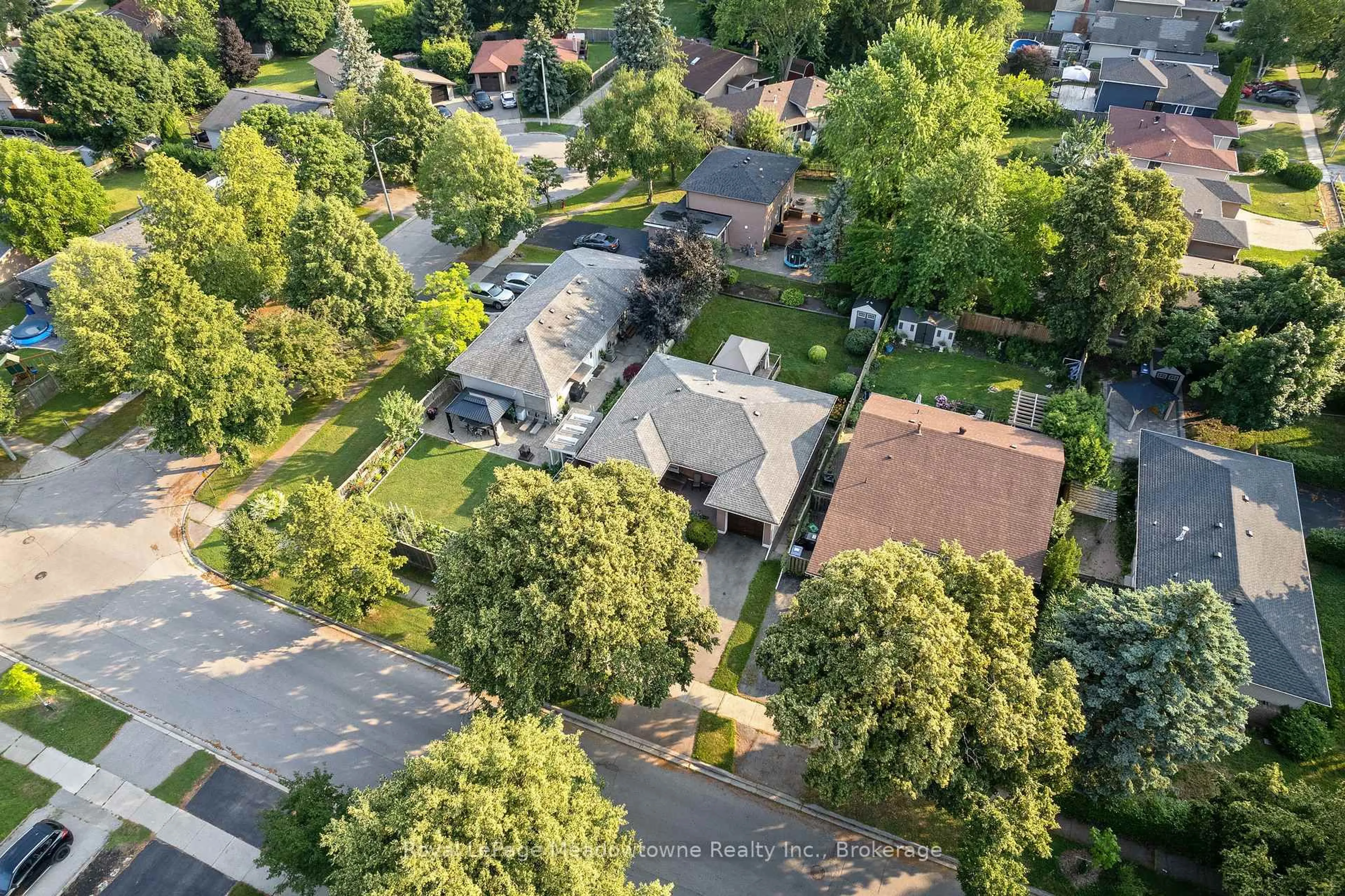 A pic from outside/outdoor area/front of a property/back of a property/a pic from drone, street for 1460 Thetford Crt, Mississauga Ontario L5J 3N4