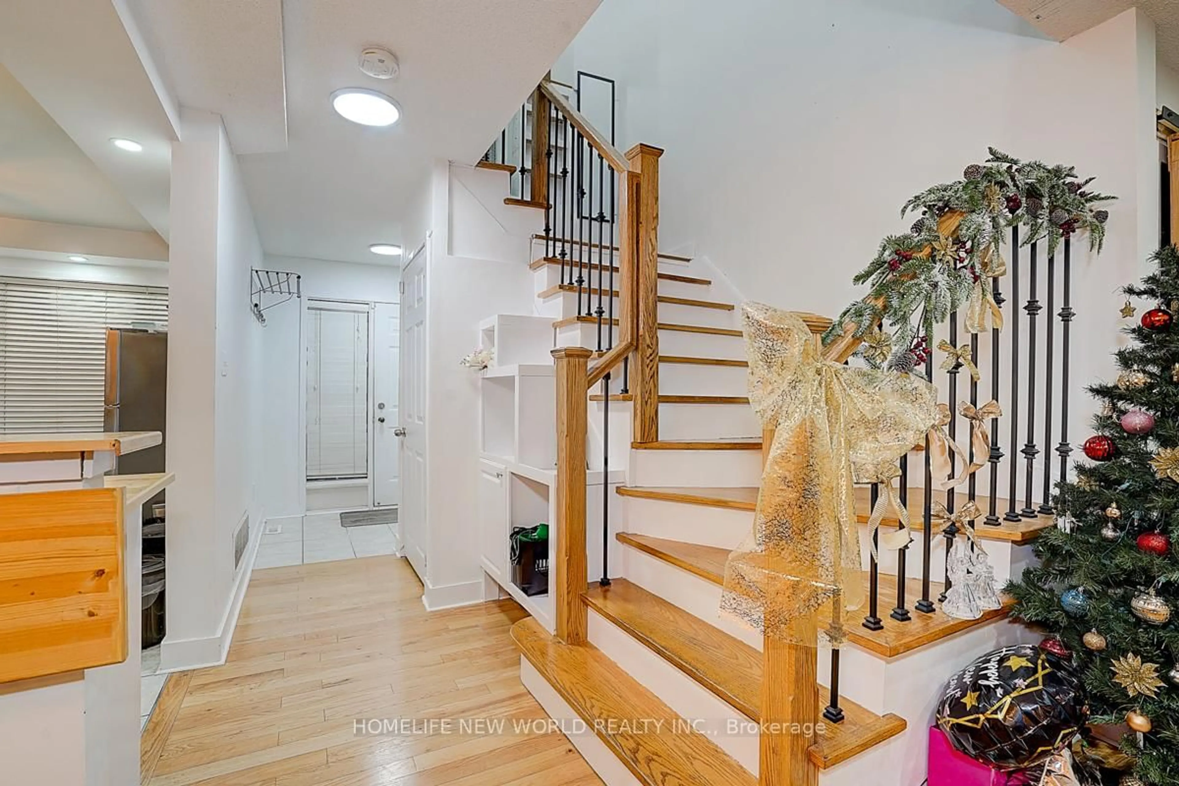 Indoor entryway for 199 Hillcrest Ave #10, Mississauga Ontario L5B 4L5