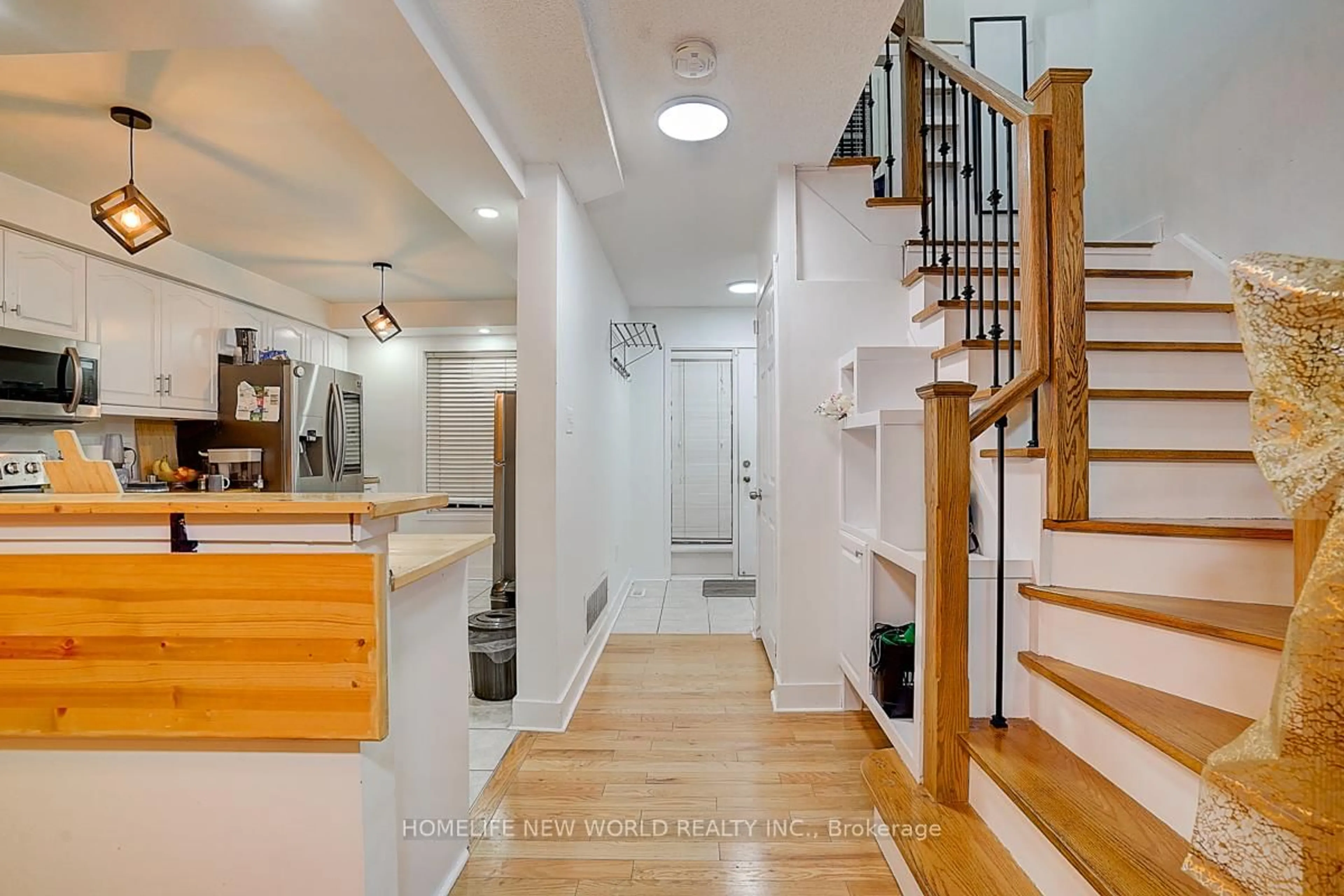 Indoor entryway for 199 Hillcrest Ave #10, Mississauga Ontario L5B 4L5