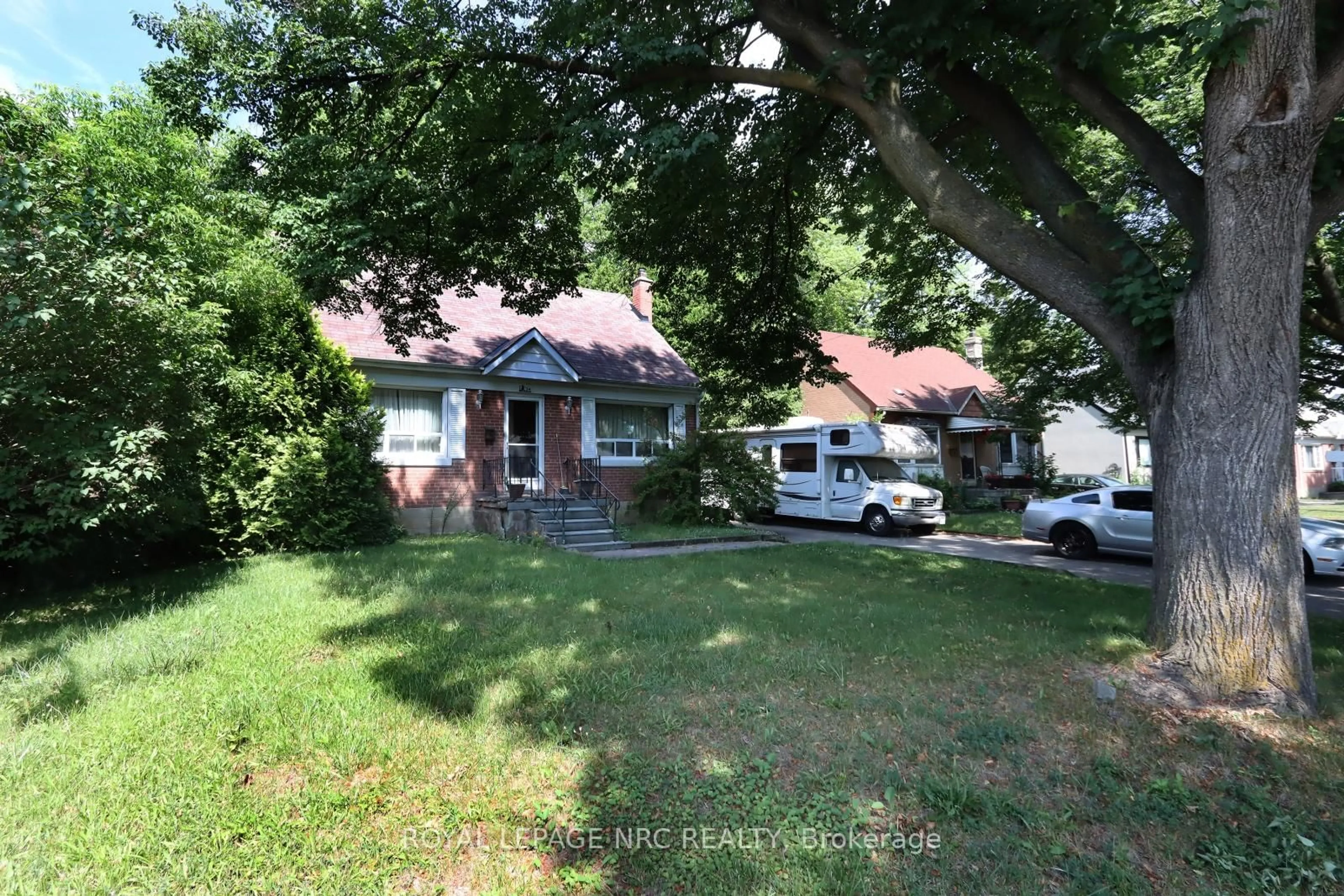 A pic from outside/outdoor area/front of a property/back of a property/a pic from drone, street for 24 Ann Arbour Rd, Toronto Ontario M9M 2J6
