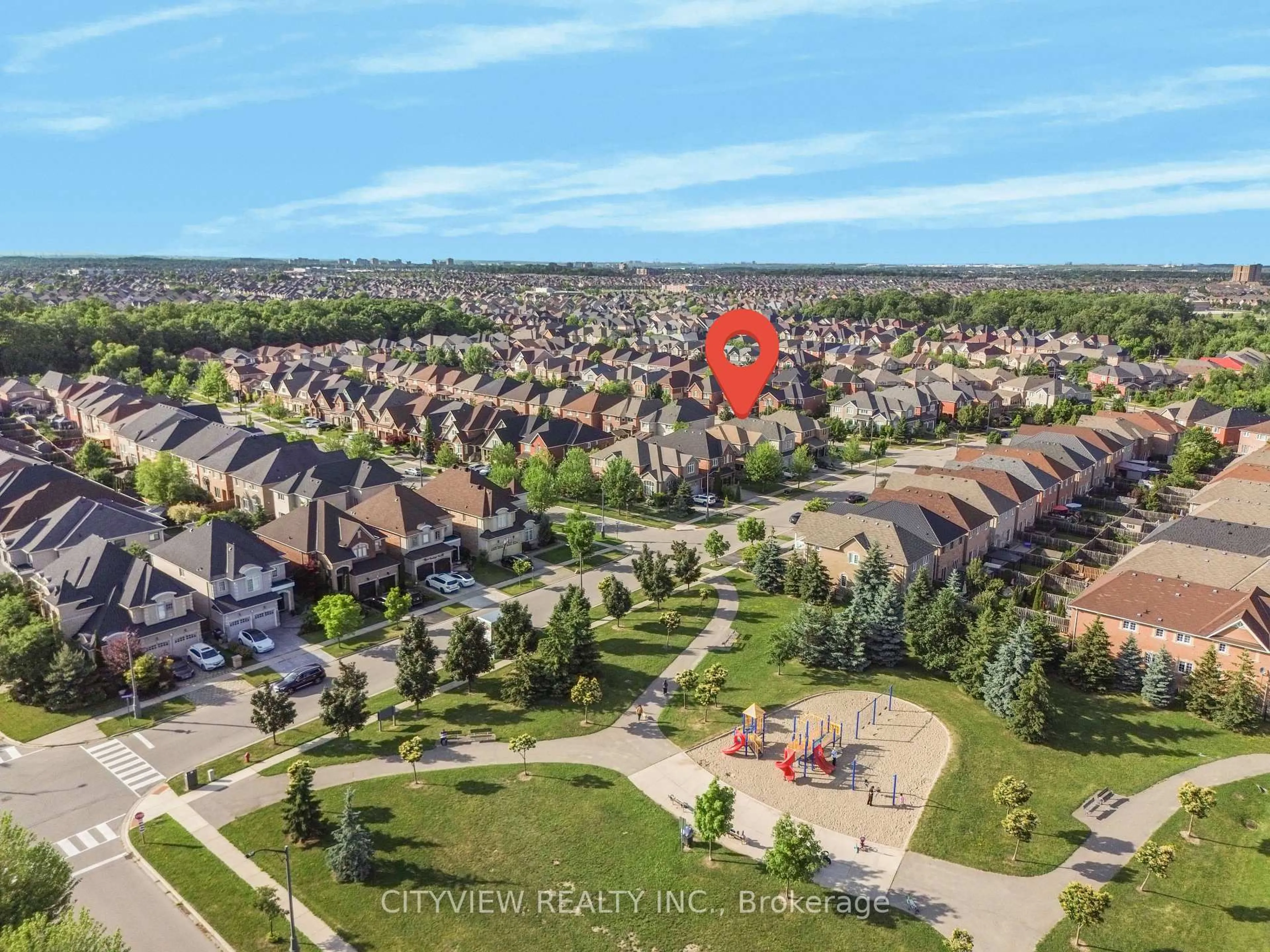 A pic from outside/outdoor area/front of a property/back of a property/a pic from drone, street for 3831 Candlelight Dr, Mississauga Ontario L5M 8A8