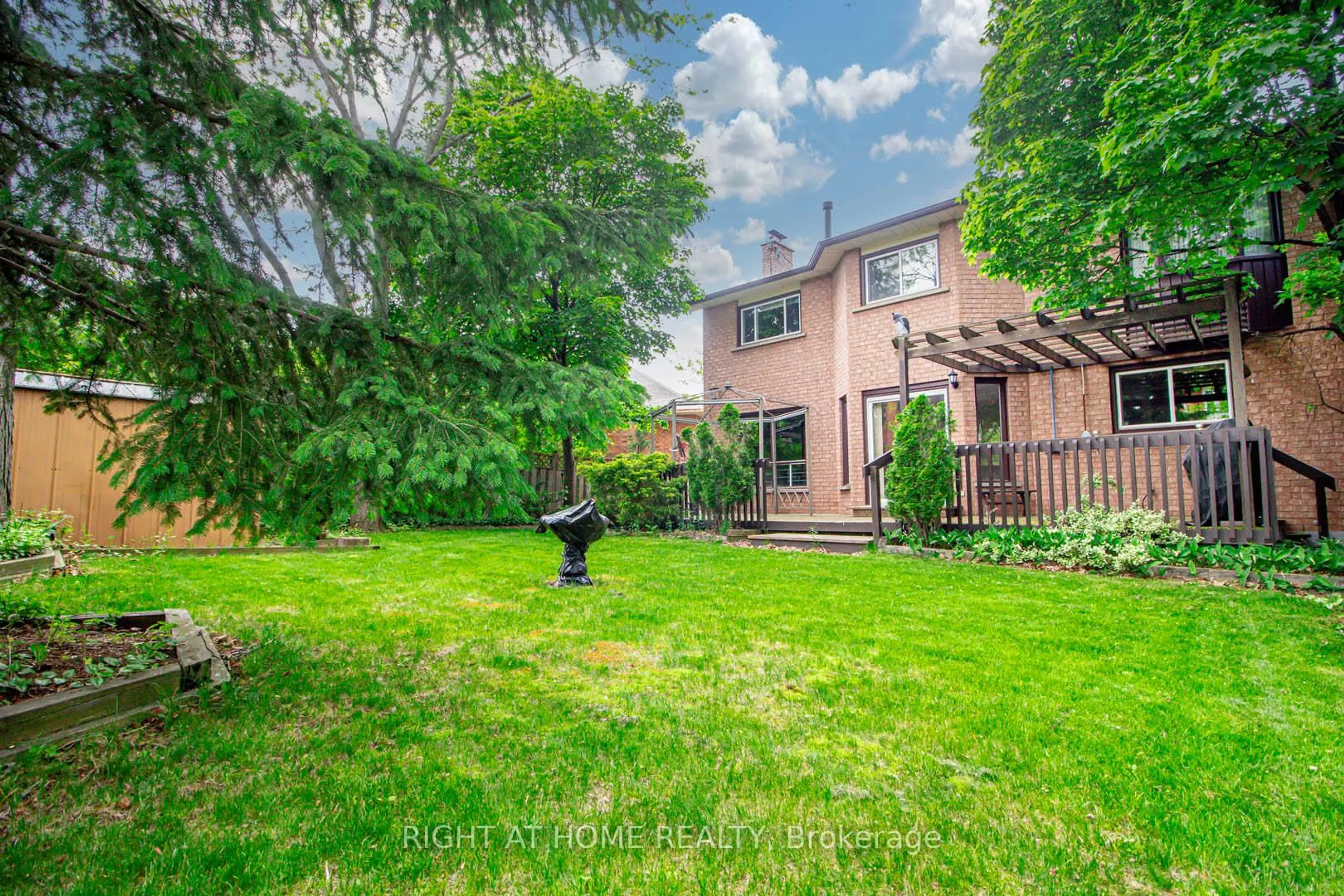 Patio, street for 1978 Sandown Rd, Mississauga Ontario L5M 2Z5