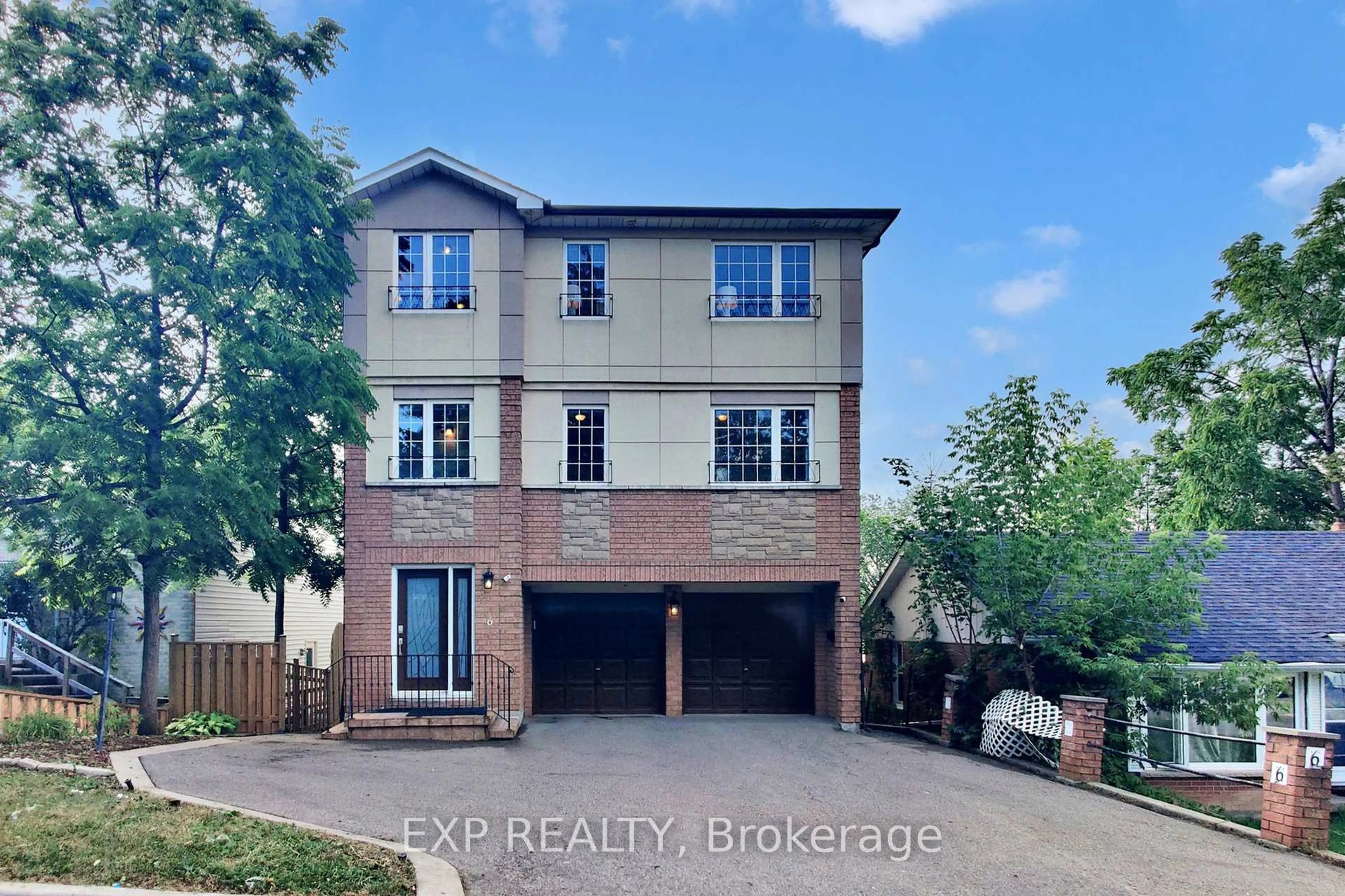 A pic from outside/outdoor area/front of a property/back of a property/a pic from drone, street for 6 English St, Brampton Ontario L6X 1L4