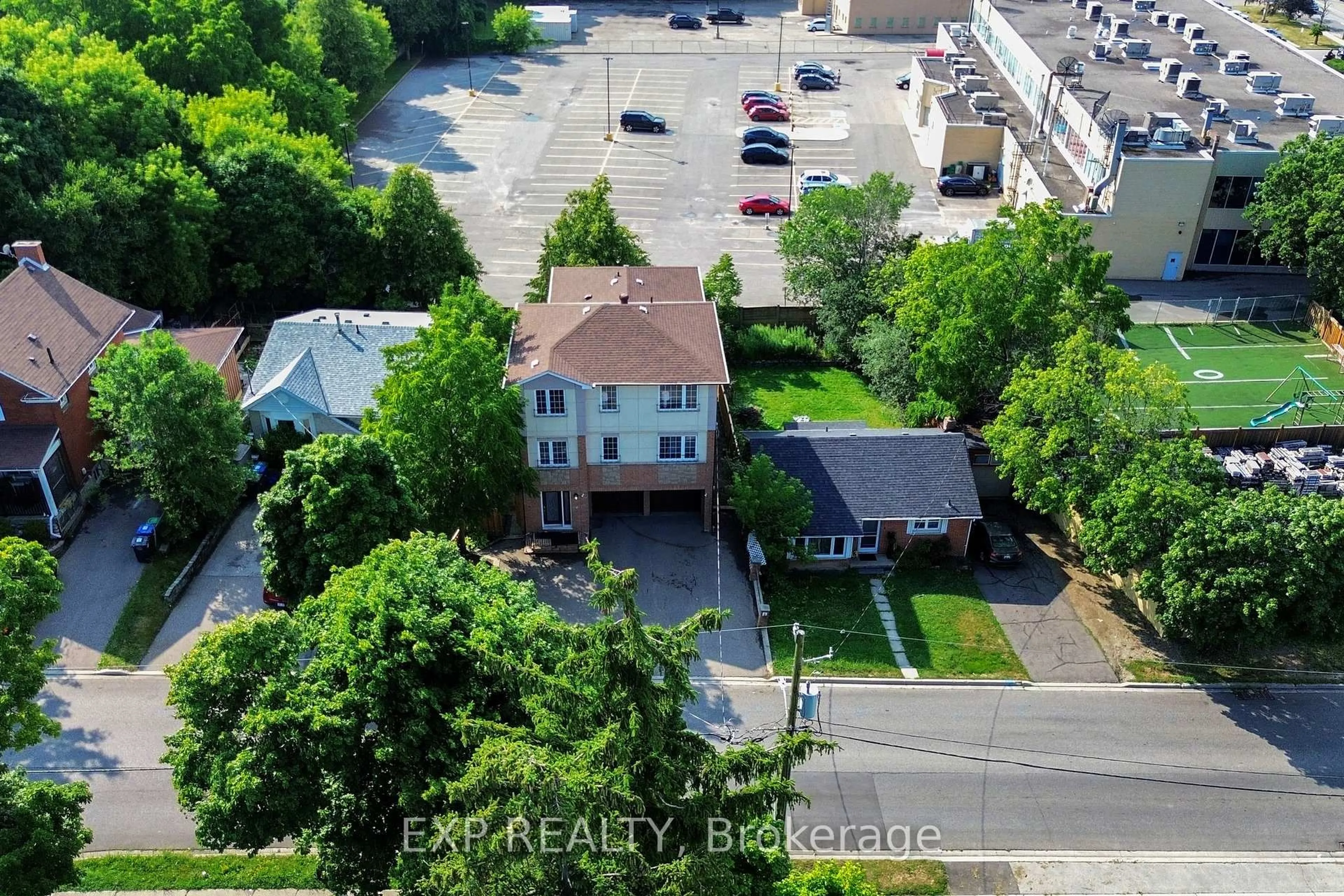 A pic from outside/outdoor area/front of a property/back of a property/a pic from drone, unknown for 6 English St, Brampton Ontario L6X 1L4