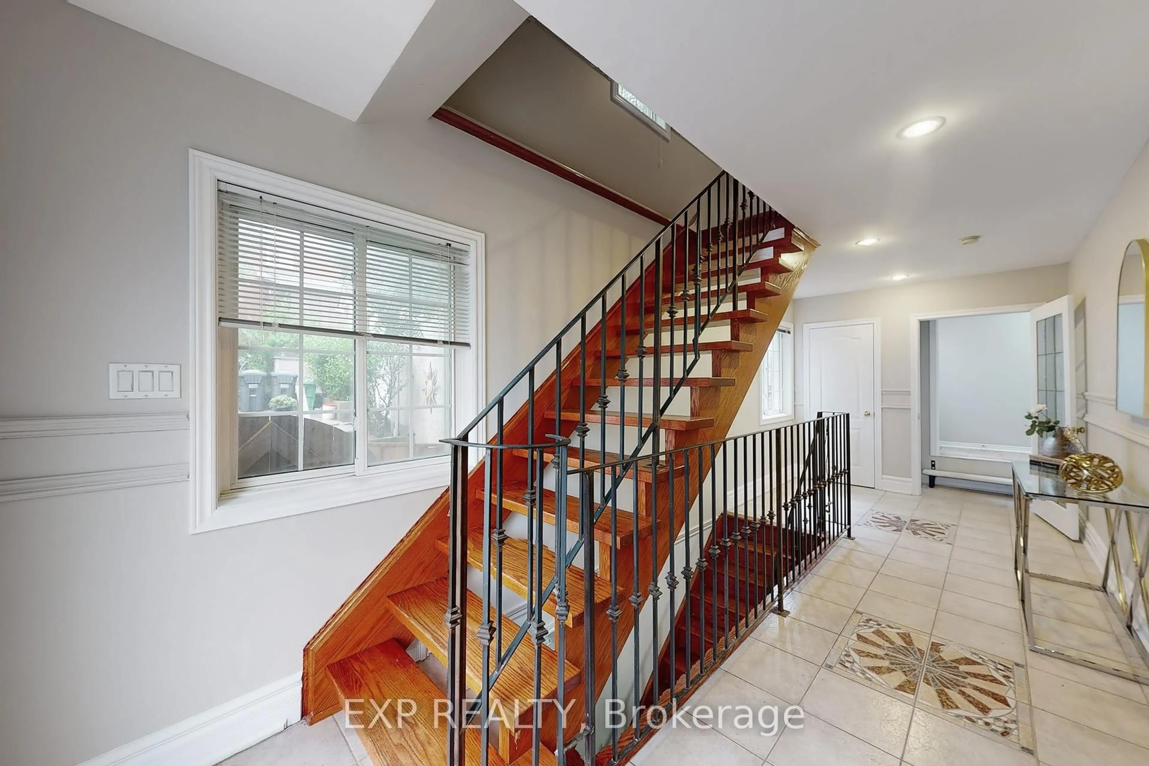 Indoor entryway for 6 English St, Brampton Ontario L6X 1L4